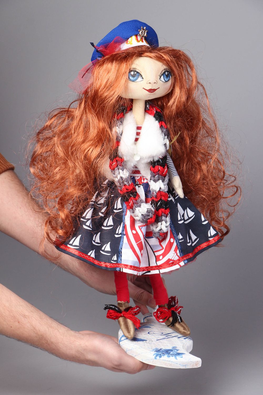 Handgemachte Puppe aus Stoff mit langen roten Haaren foto 4