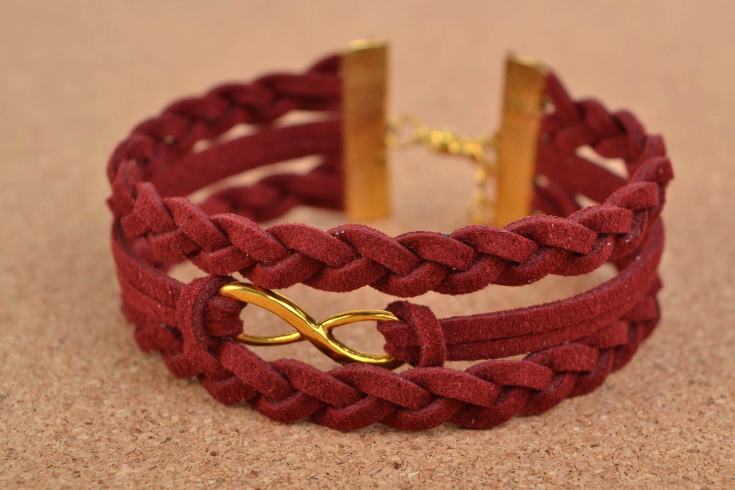 Bracelet tressé en daim avec pendentif infini en métal fait main rouge large photo 1