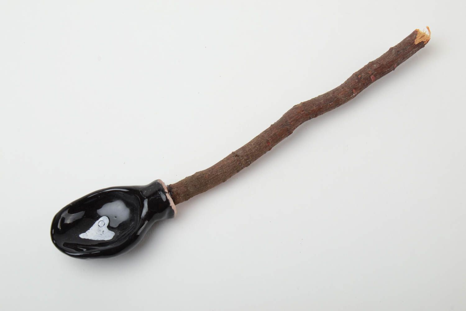 Черная ложка для специй из глины и деревянной веточки абрикоса ручной работы фото 2