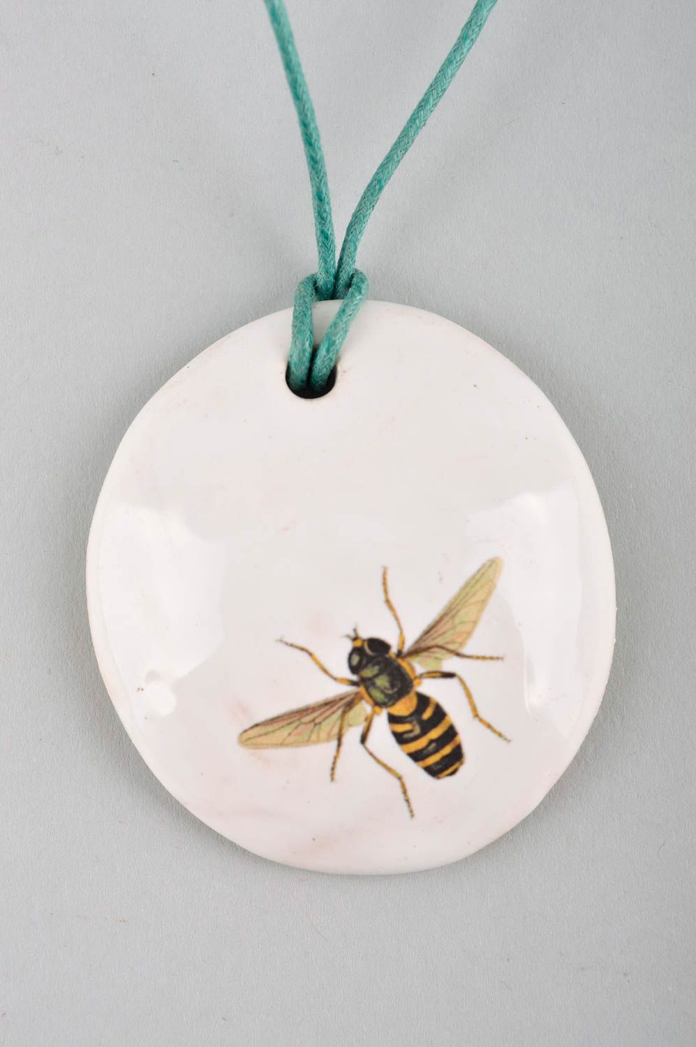 Pendentif abeille Bijou fait main céramique rond blanc Cadeau femme original photo 3