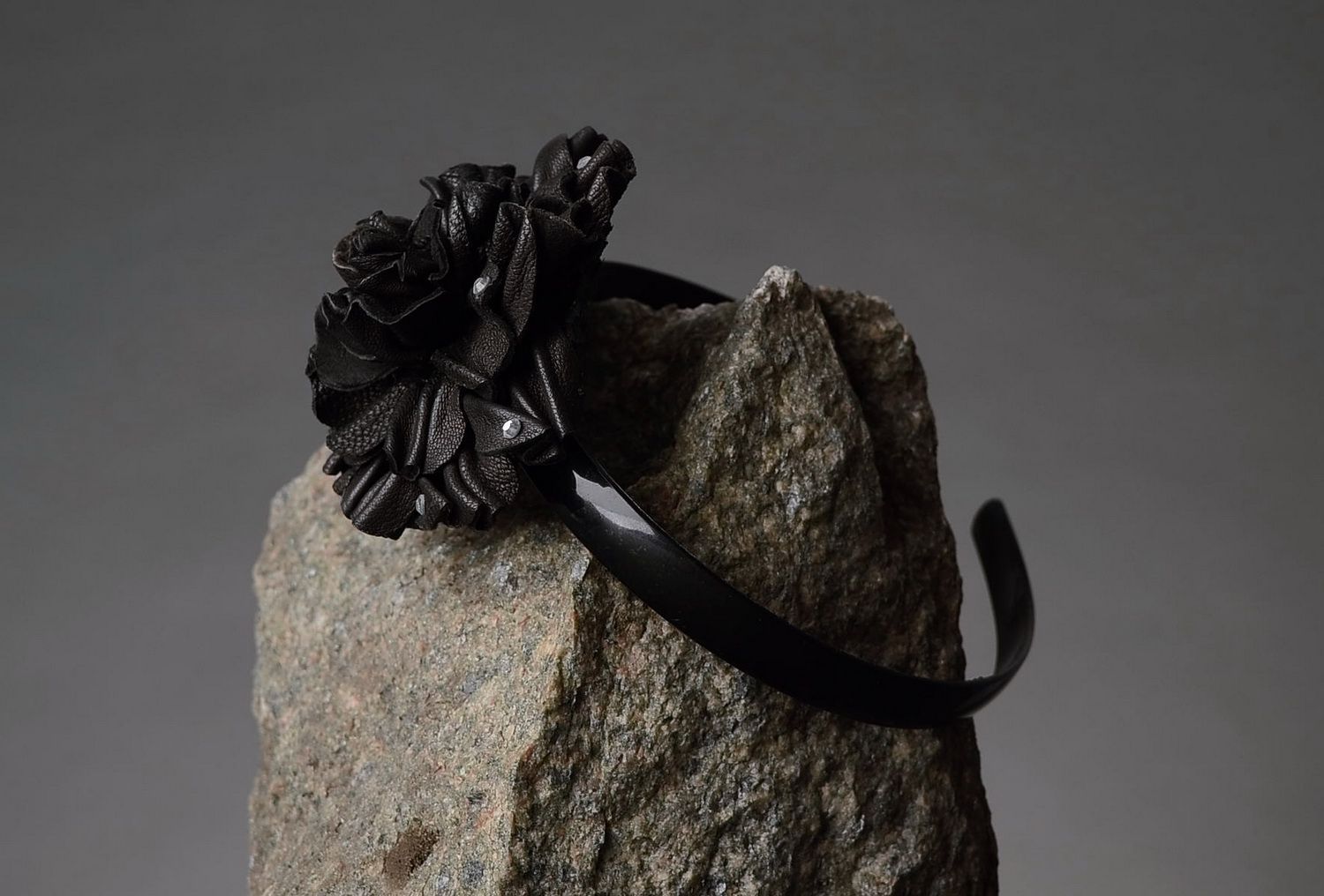Diadema, corona para la cabeza, cuero, plástico “Flor negra” foto 5