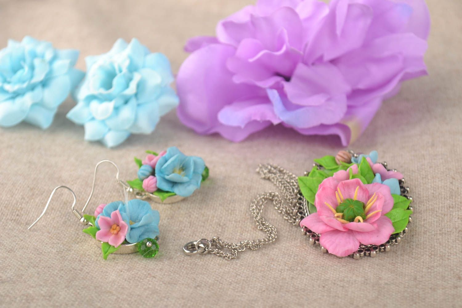 Beautiful handmade jewelry set plastic pendant plastic earrings cold porcelain photo 1