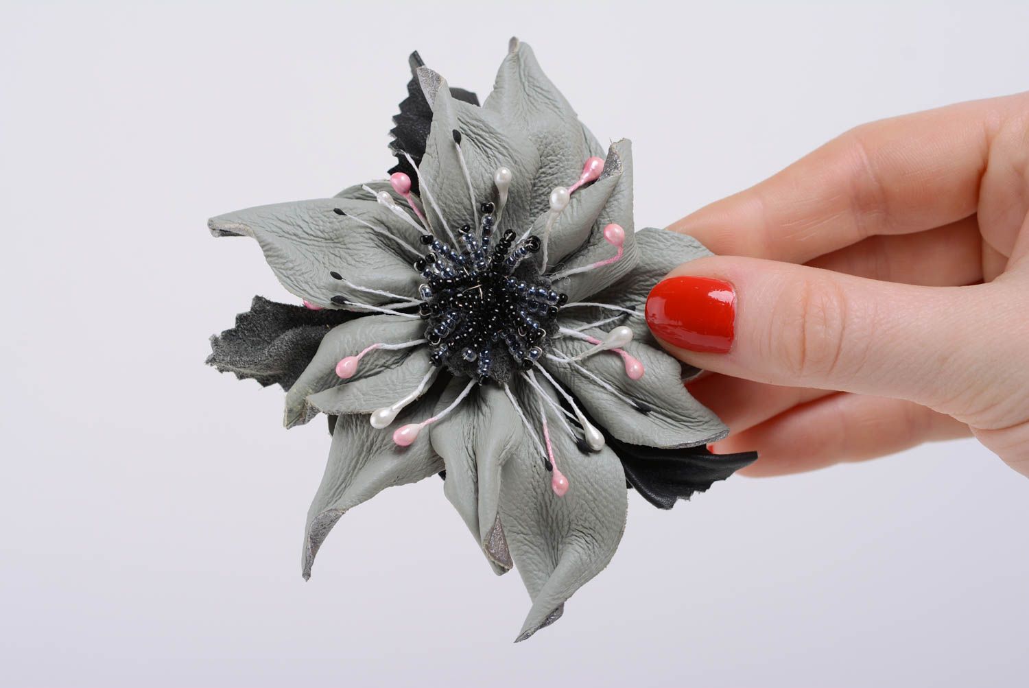 Stilvolle graue Brosche aus Leder in Form einer Blume zart handmade für Frauen foto 5