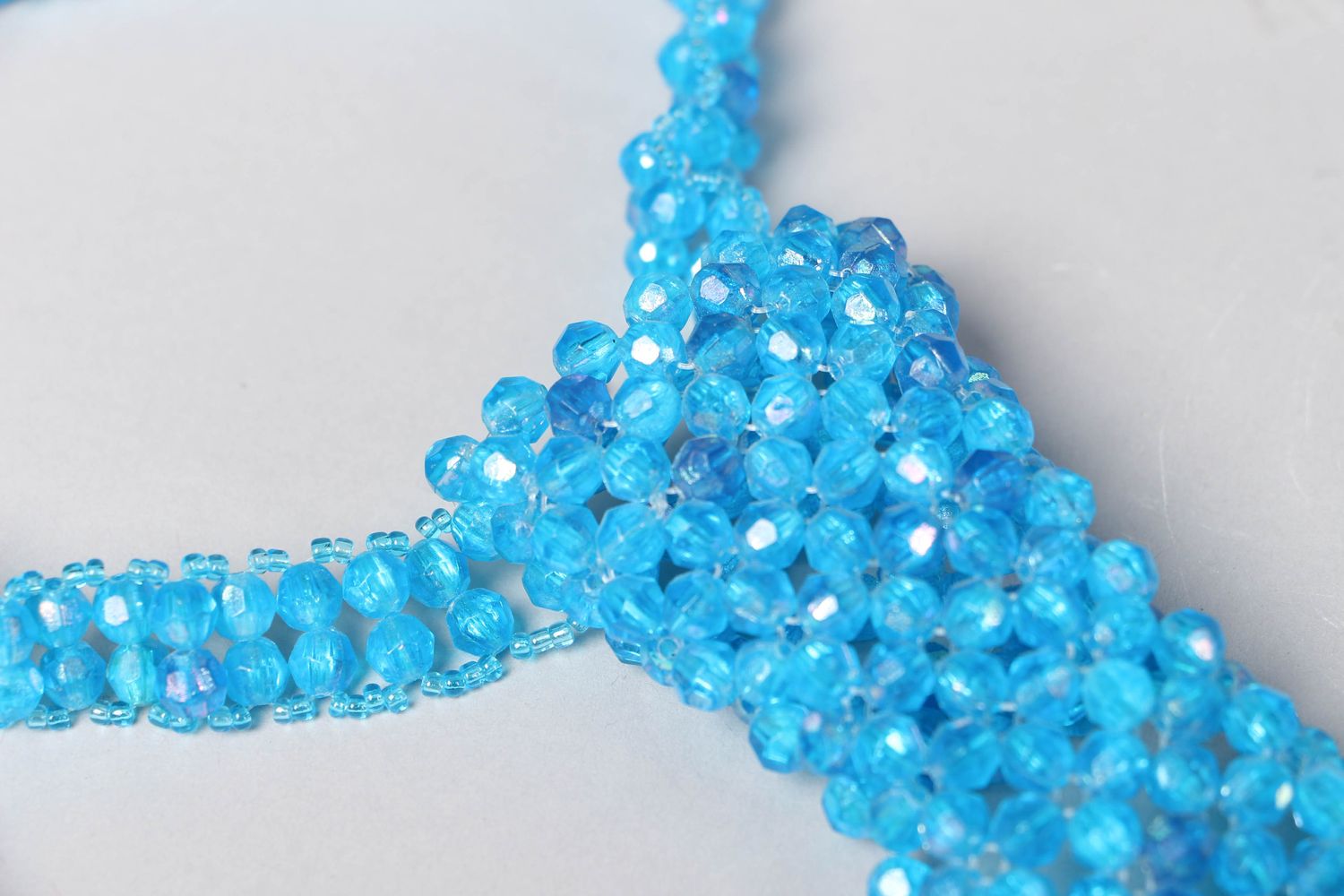 Cravate en perles de rocaille bleue pour femme photo 2