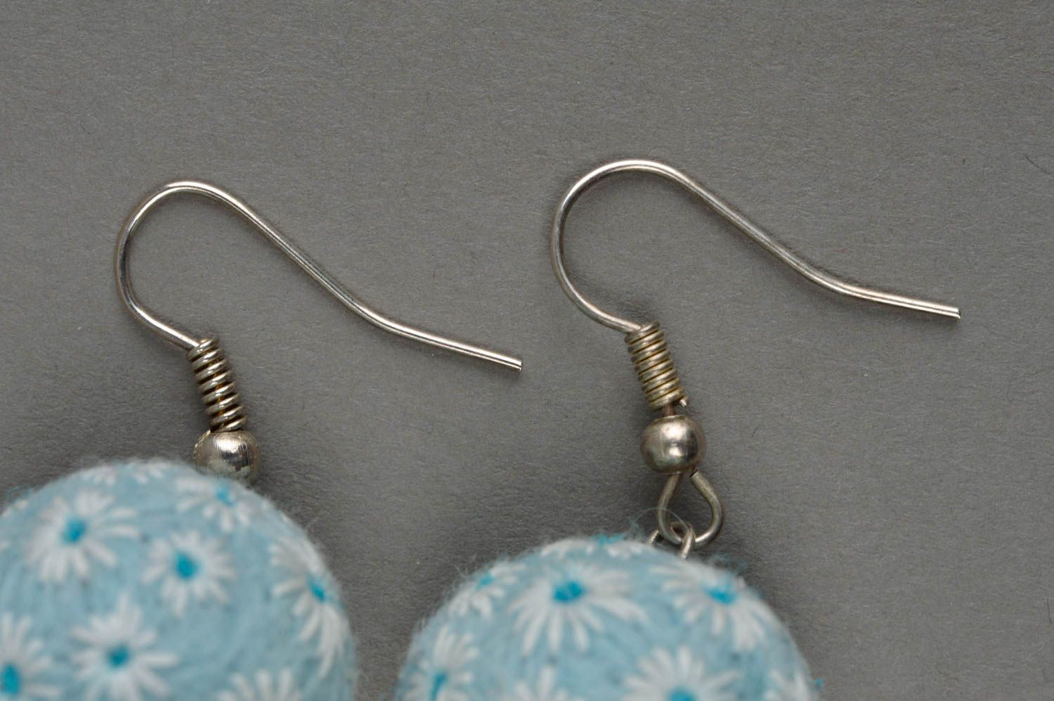 Boucles d'oreille pendantes boules en laine feutrée bleu ciel faites main photo 2