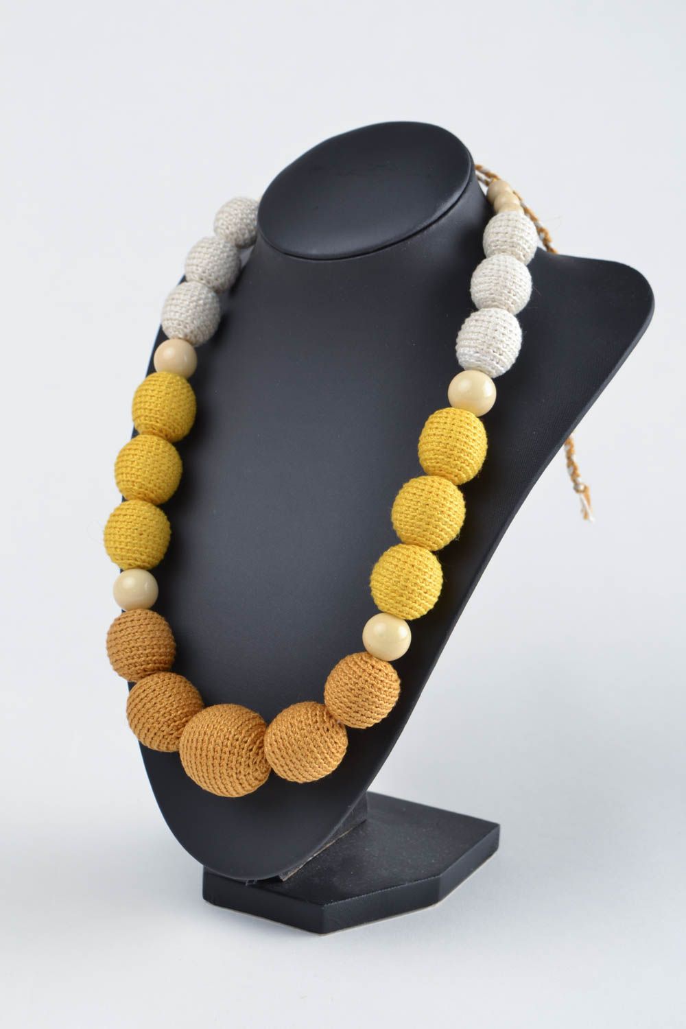 Long collier en perles recouvertes de fils jaune et blanc fait main stylé photo 1