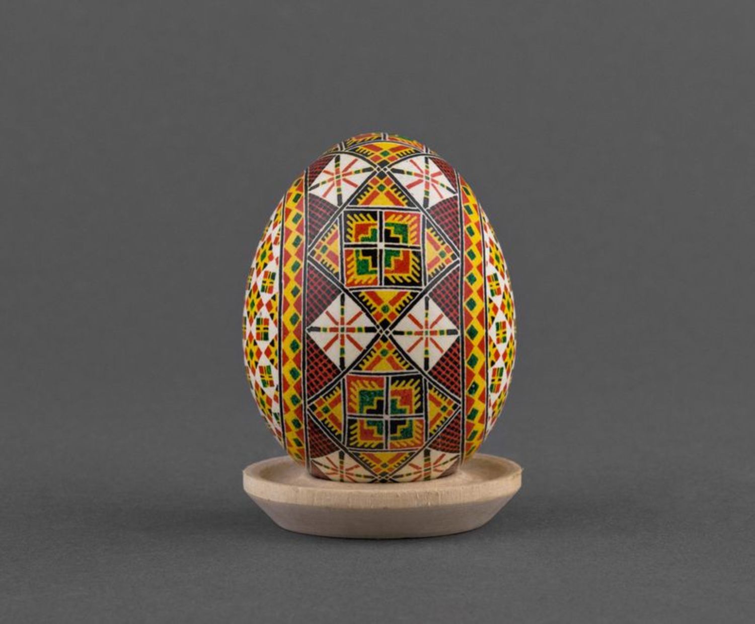Handgemachtes dekoratives bemaltes Osterei mit Ornament zum Osterfest für Haus Dekoration foto 3