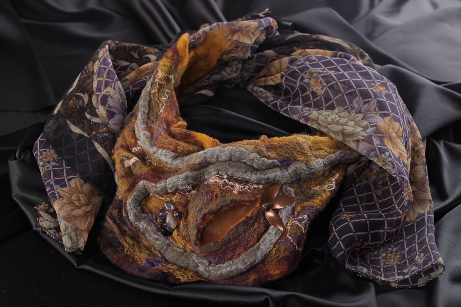 Collar de tela de seda y chifón con lana de fieltro con piedras naturales de ágata y amatista artesanal foto 1