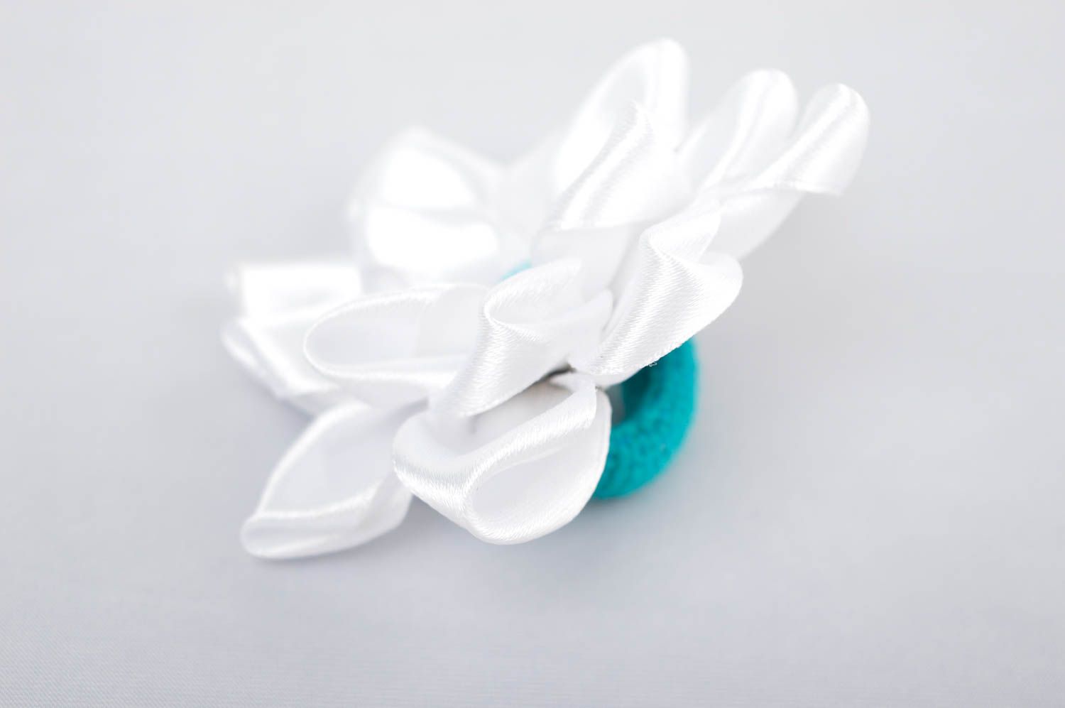 Детская резинка handmade аксессуар для волос резинка из лент белый цветок фото 4