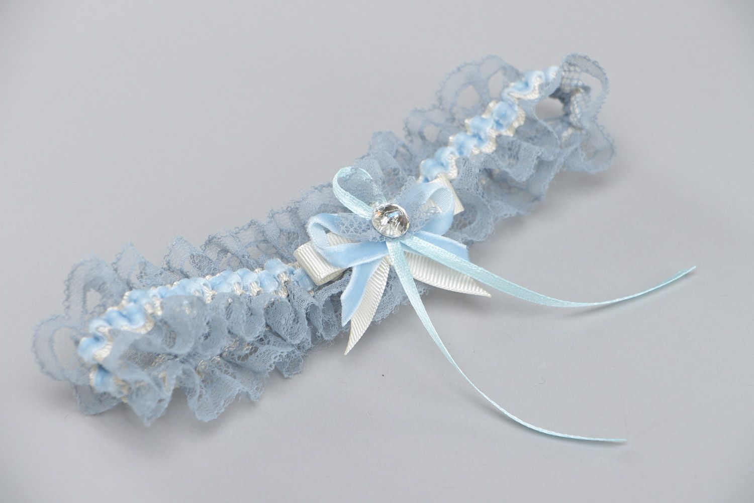Handgemachtes blaues Strumpfband für Hochzeit aus Spitze und Ripsband mit Glasperle foto 2