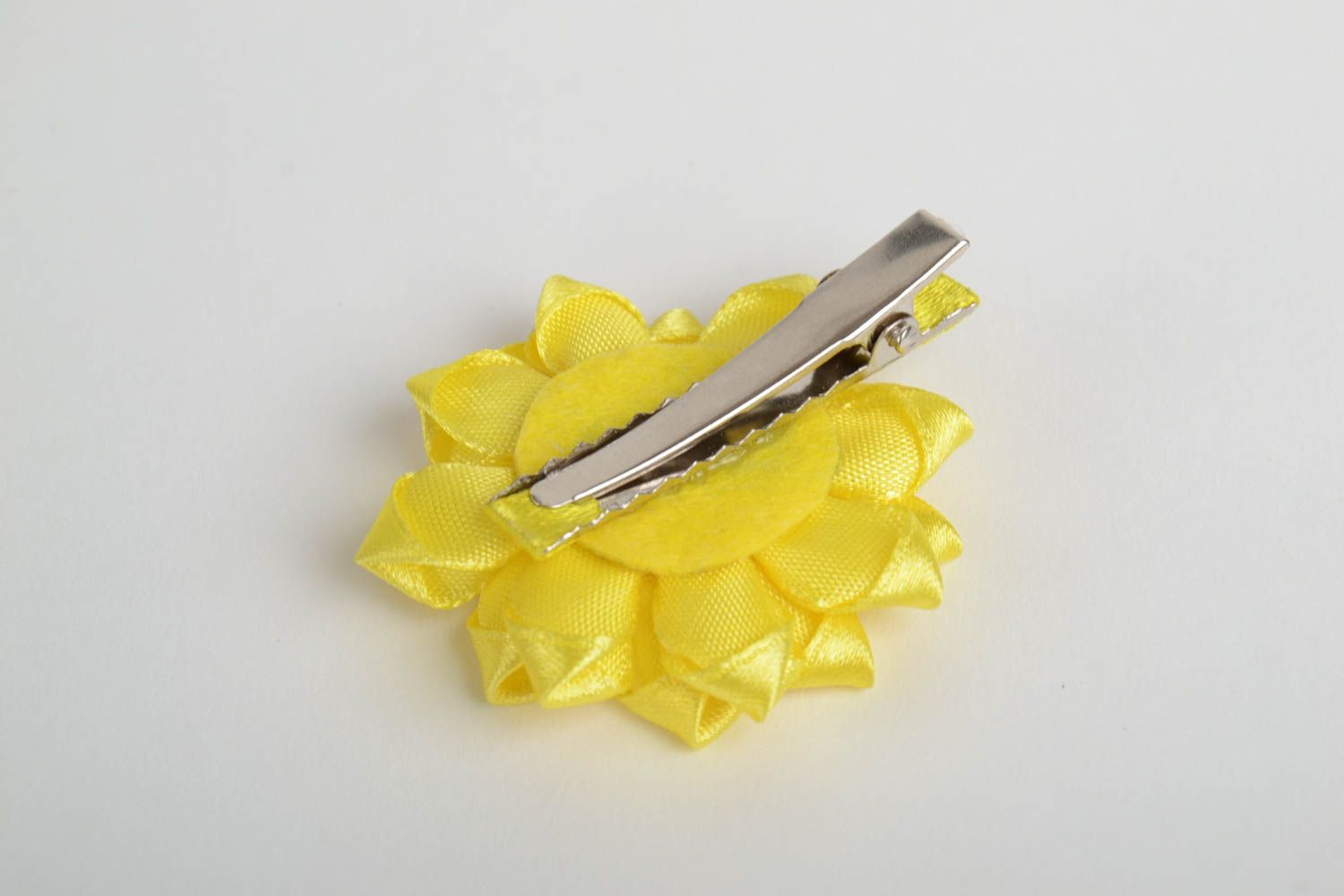 Pinza para el pelo con forma de flor artesanal amarilla en técnica de kanzashi foto 3