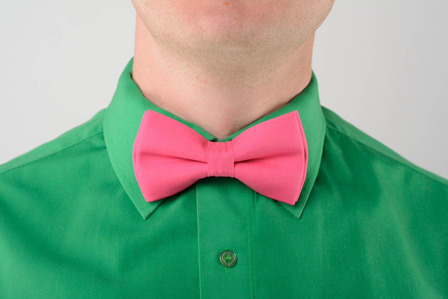 Розовый галстук-бабочка из габардина фото 1