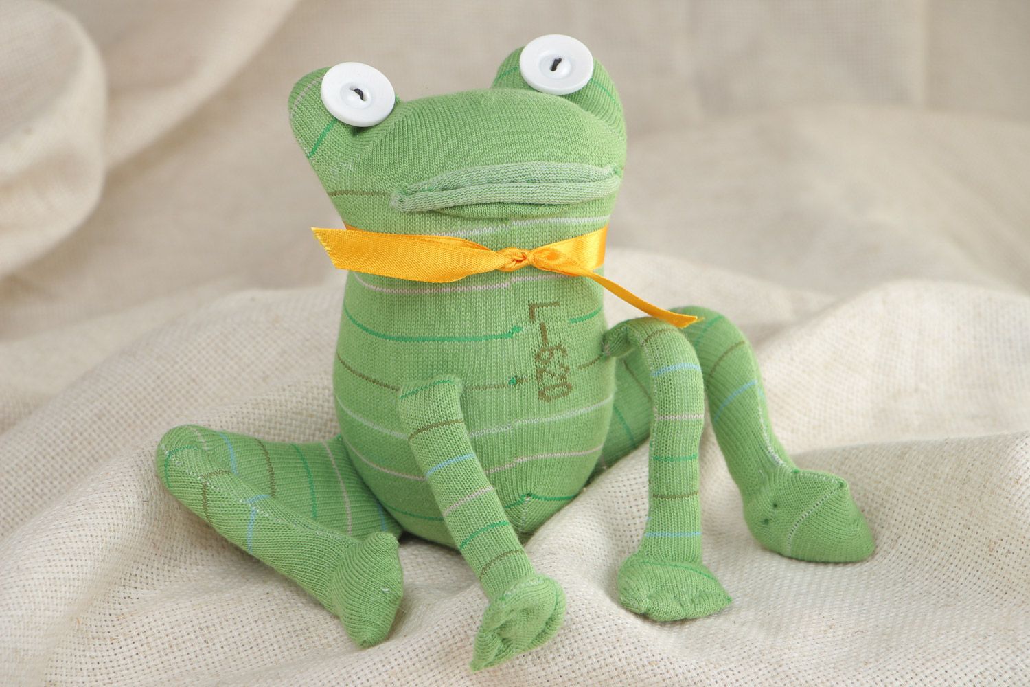 Носочная игрушка мягкая лягушка зеленая среднего размера ручной работы детская фото 1