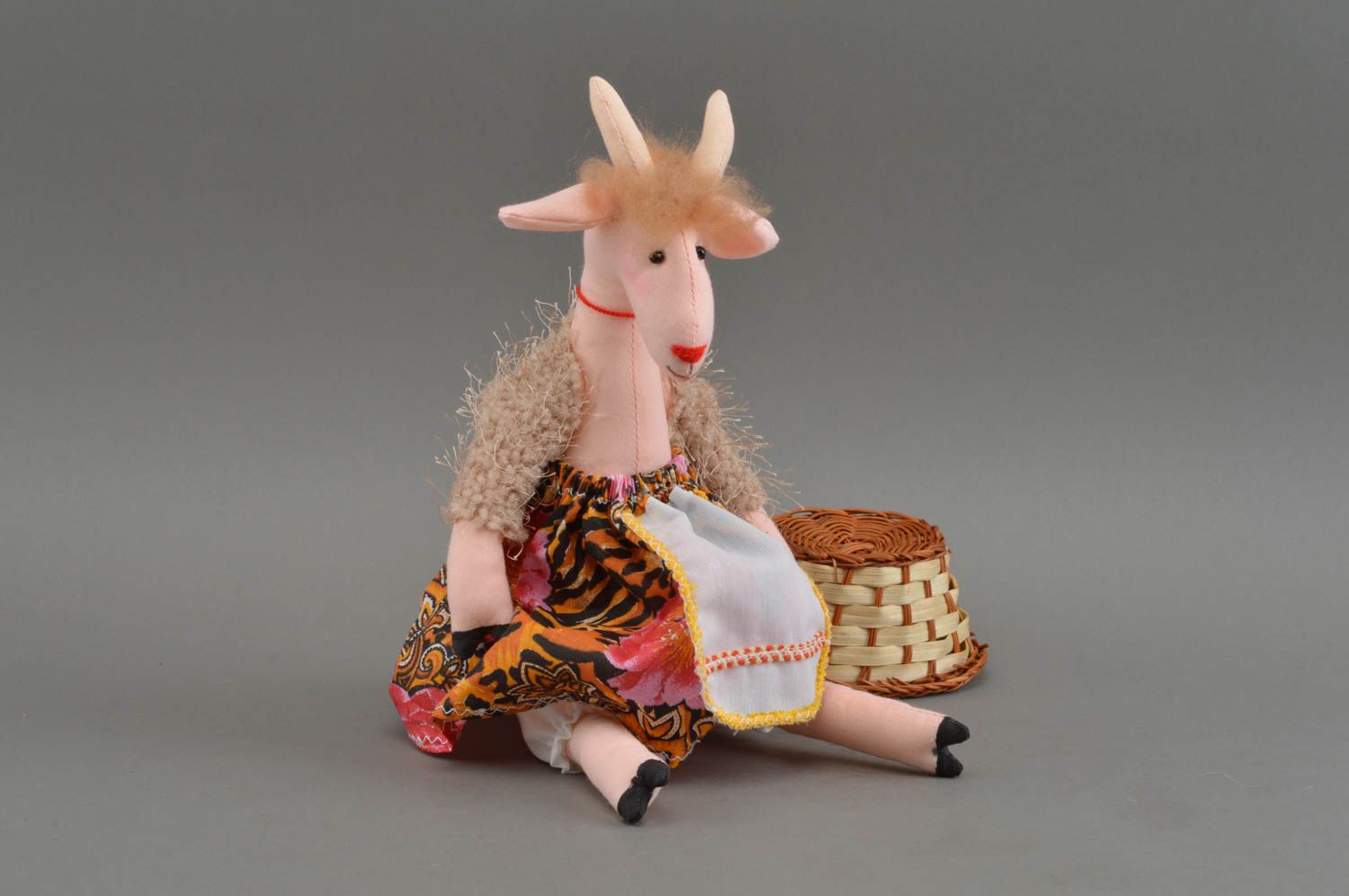 Peluche chèvre rose vêtue en robe belle originale faite main pour enfant photo 1