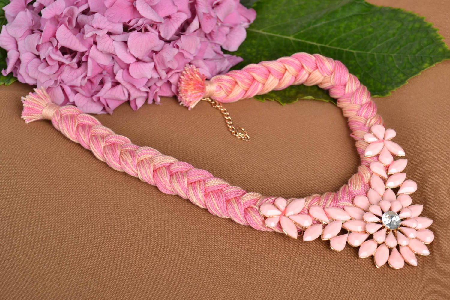 Handmade geflochtene Halskette Collier rosa Accessoire für Frauen mit Blume foto 1