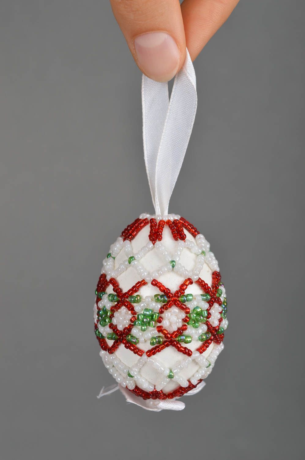 Пасхальное яйцо ручной работы яйцо из бисера пасхальный декор белое подвеска фото 5