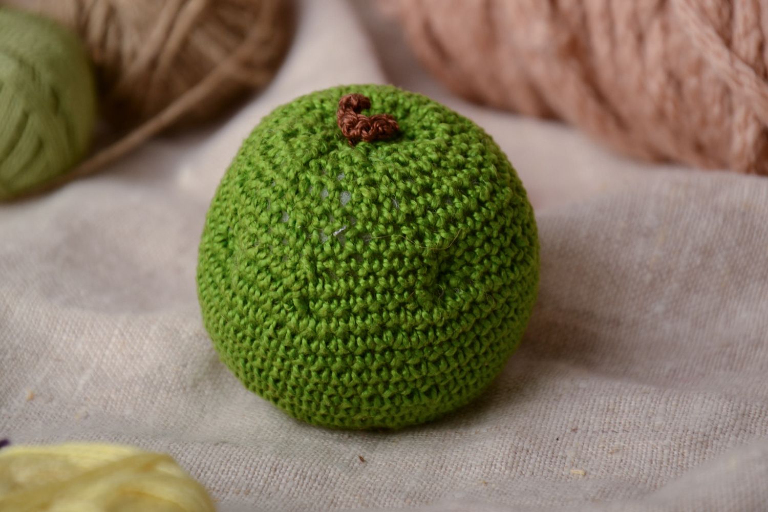 Peluche pomme tricotée au crochet verte faite main originale pour enfant photo 1