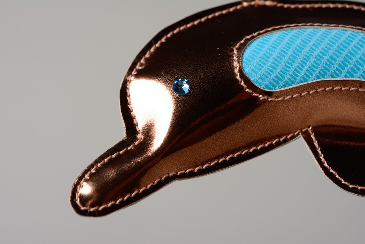 Handgemachter Schlüsselanhänger aus Leder in Form von Delphin foto 3