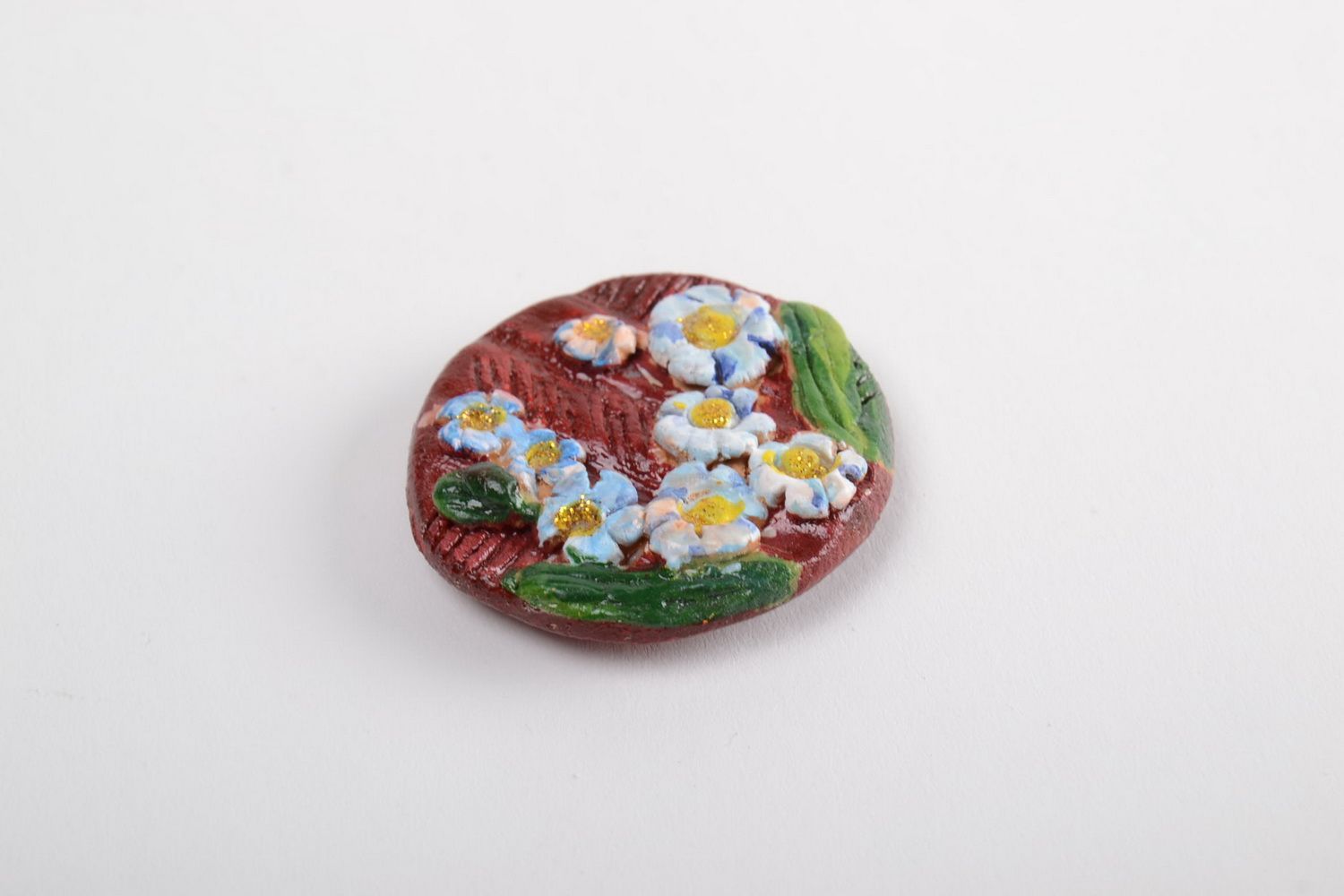 Круглый глиняный магнит на холодильник ручной работы расписной с цветами фото 2