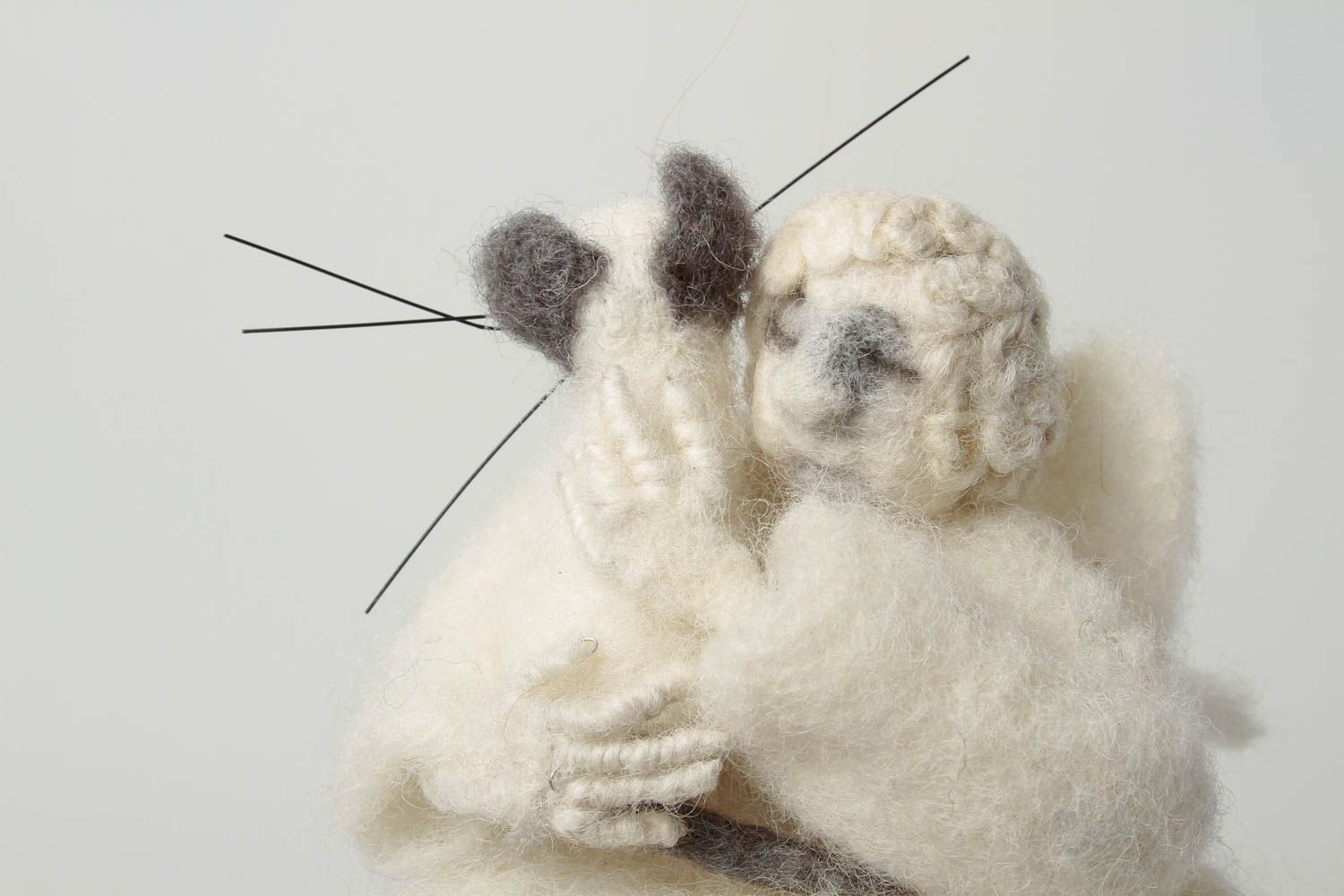 Juguete artesanal muñeco de peluche regalo original Angelito blanco con gato foto 3