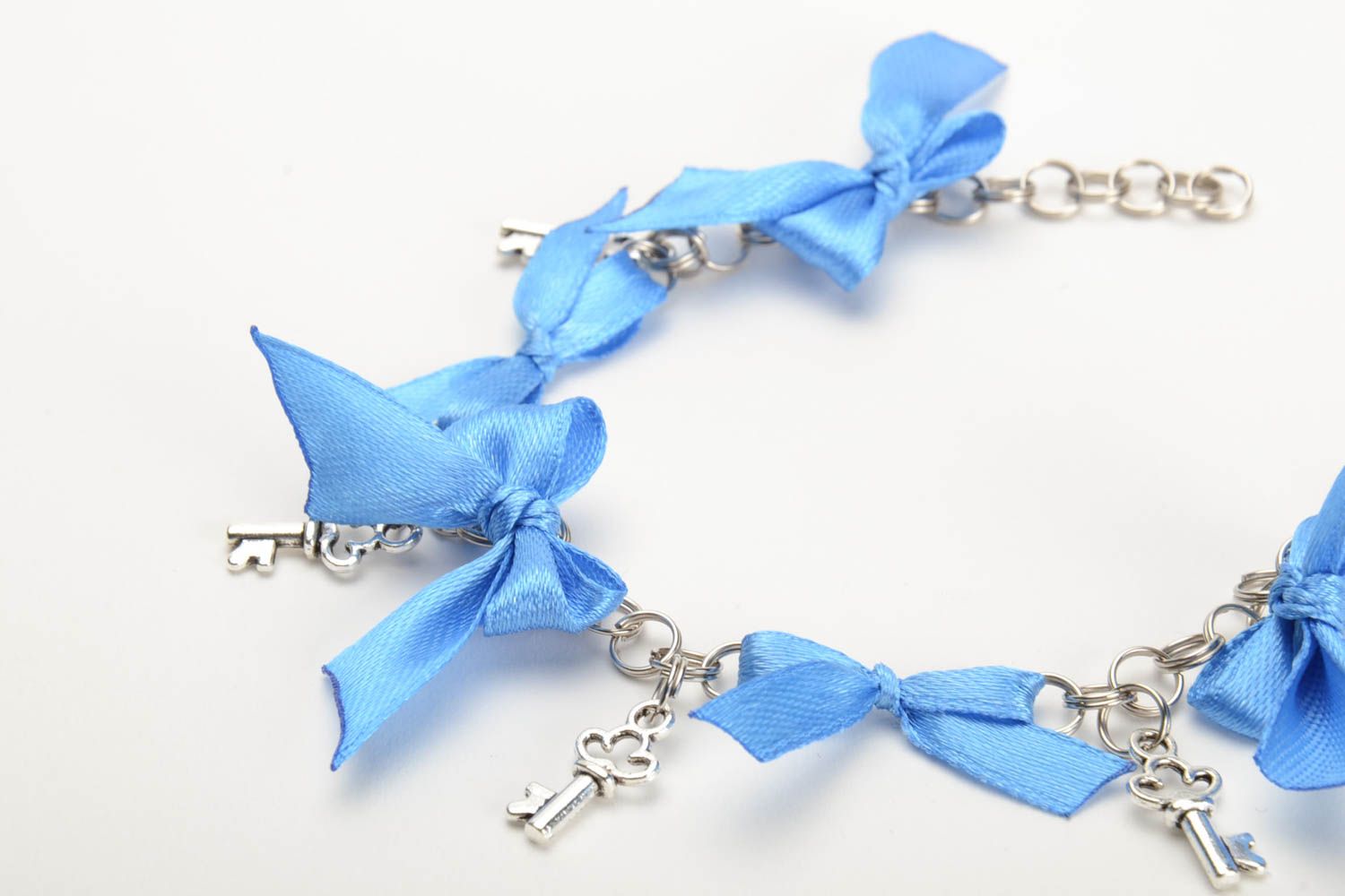 Bracelet avec pendeloques et noeuds en satin bleu ciel élégant fait main femme photo 2