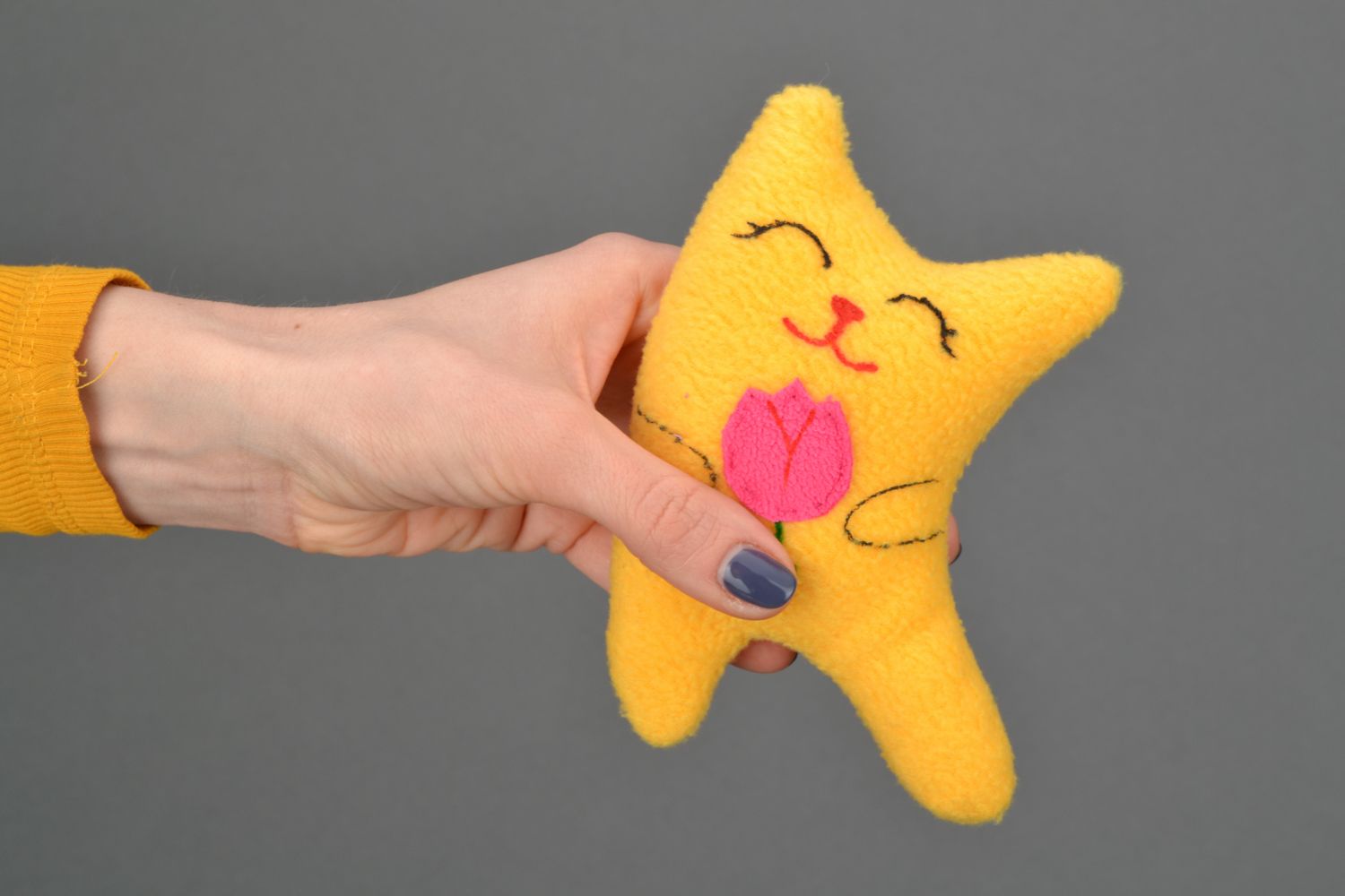 Мягкая игрушка ручной работы Кот с тюльпаном фото 2