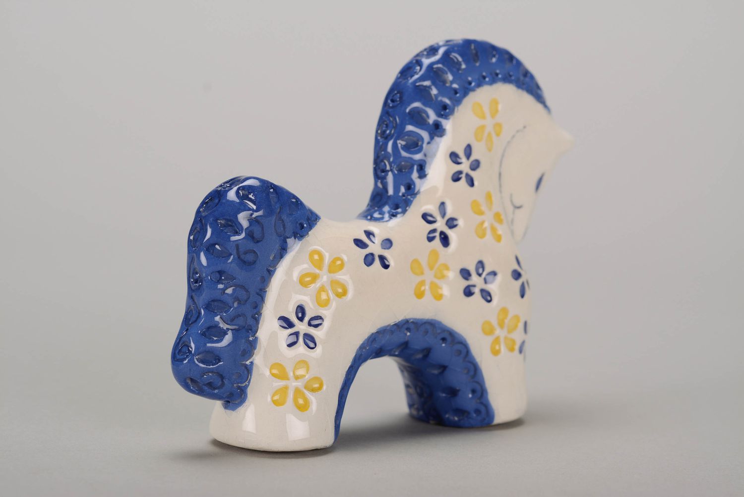 Глиняная лошадка с желтыми и голубыми цветами фото 4