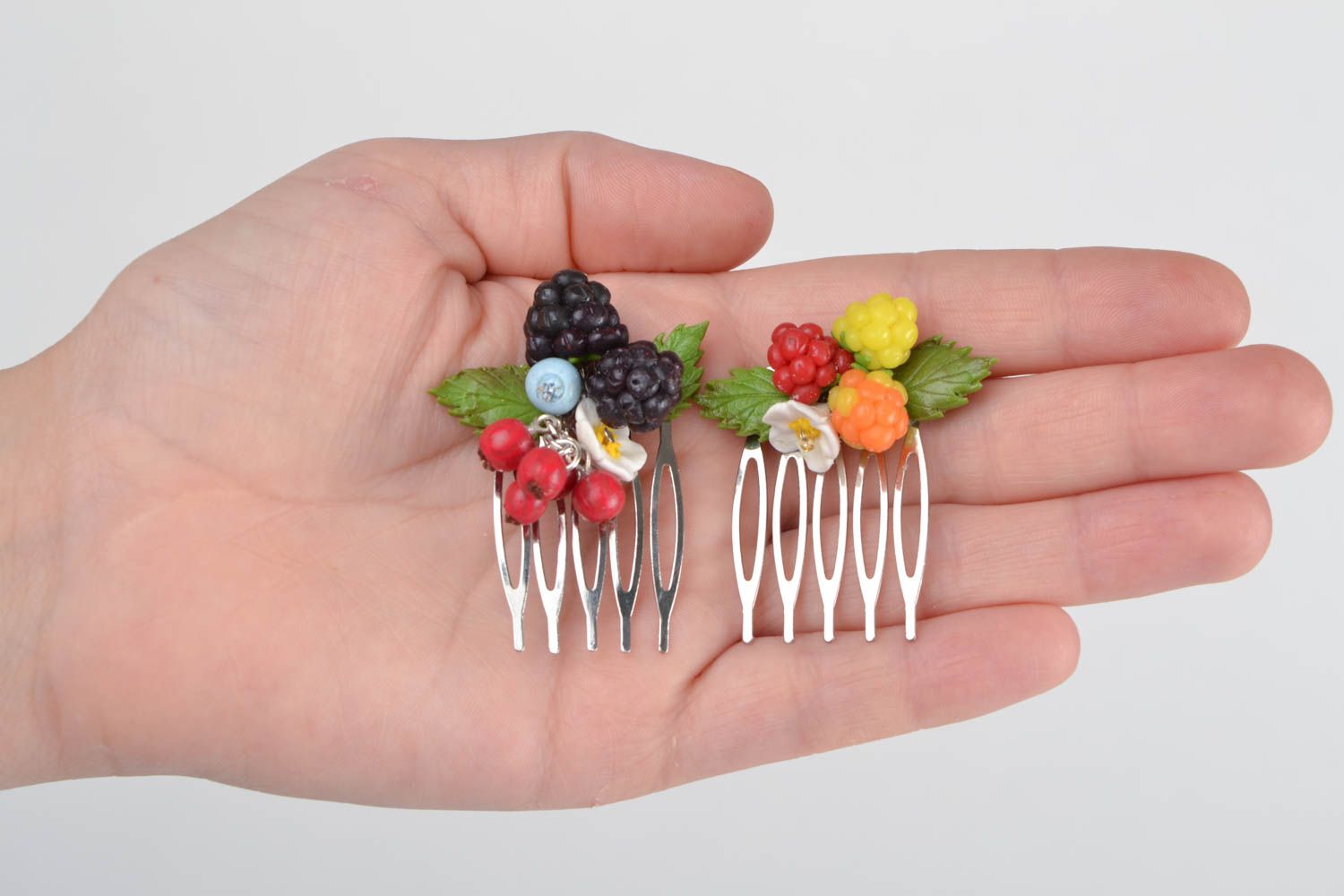 Гребни для волос с ягодами из полимерной глины набор 2 штуки ручной работы фото 2