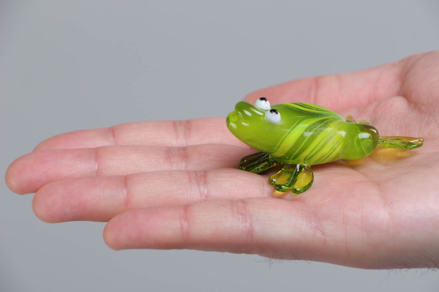 Салатовая фигурка лягушки из стекла в технике лэмпворк ручной работы красивая маленькая фото 5