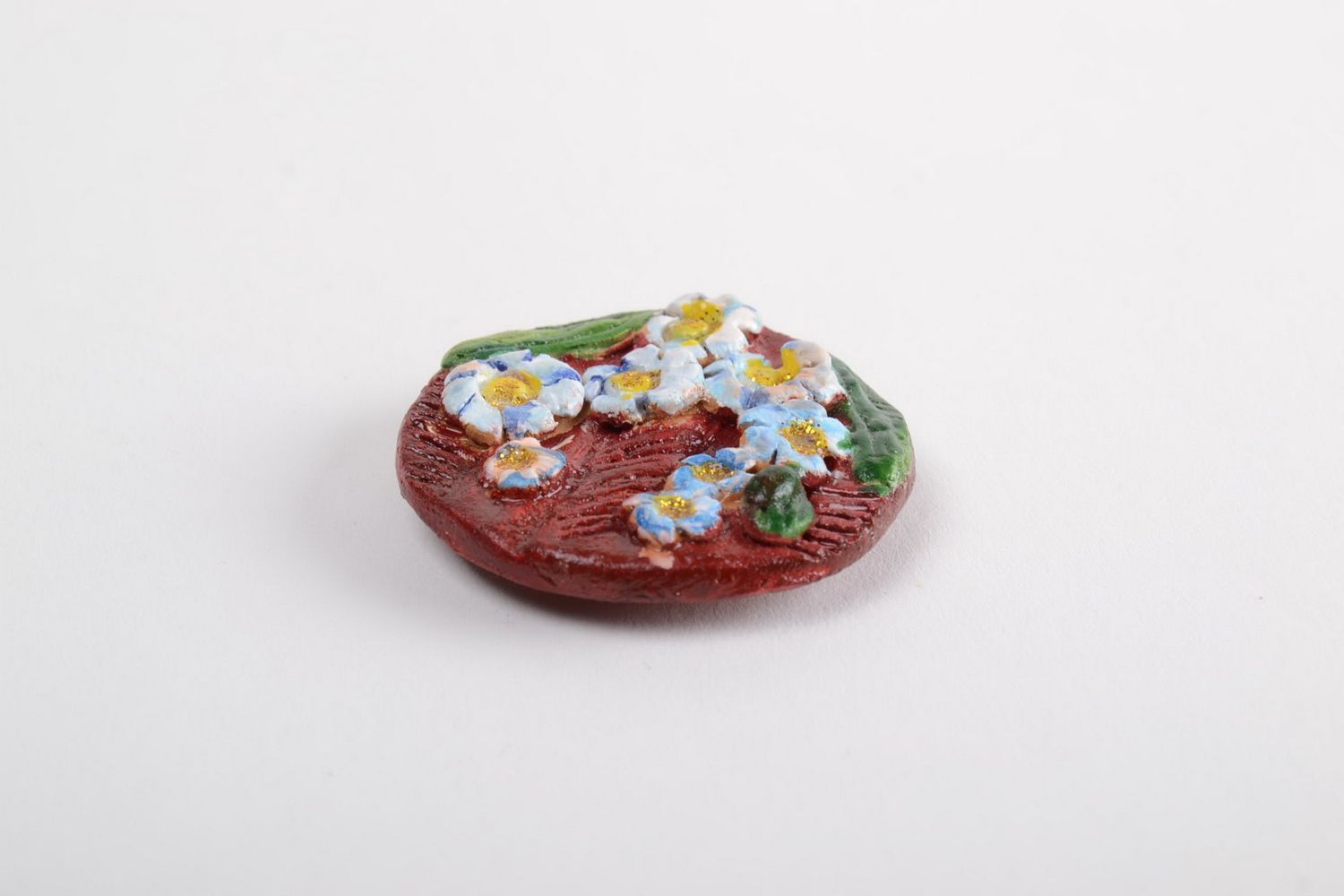 Bemalter runder Kühlschrankmagnet aus Ton handmade mit Blumen im Ethno Stil foto 4