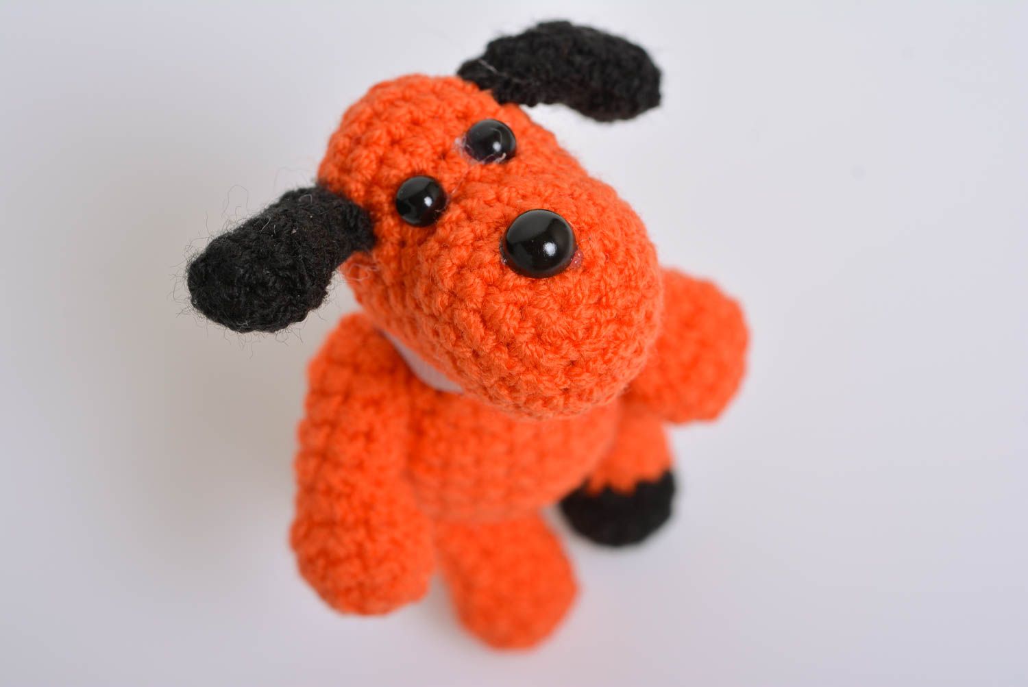 Маленькая детская мягкая вязаная игрушка собачка оранжевая ручной работы фото 1