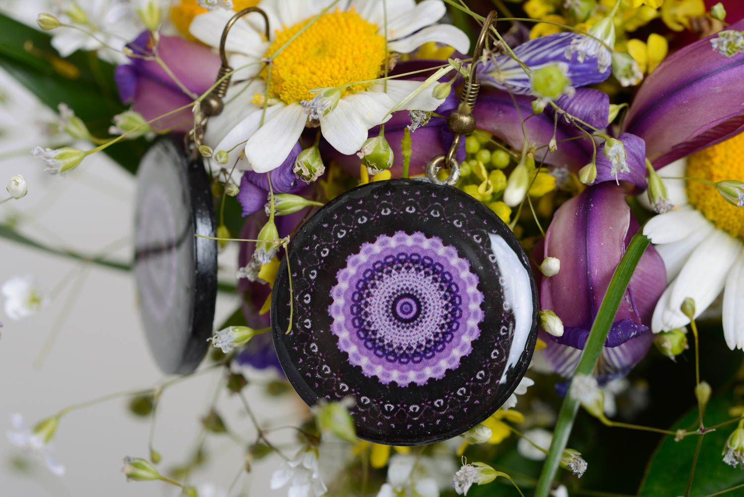 Künstlerische runde Ohrringe mit Muster schwarz lila aus Polymerton Handarbeit foto 4