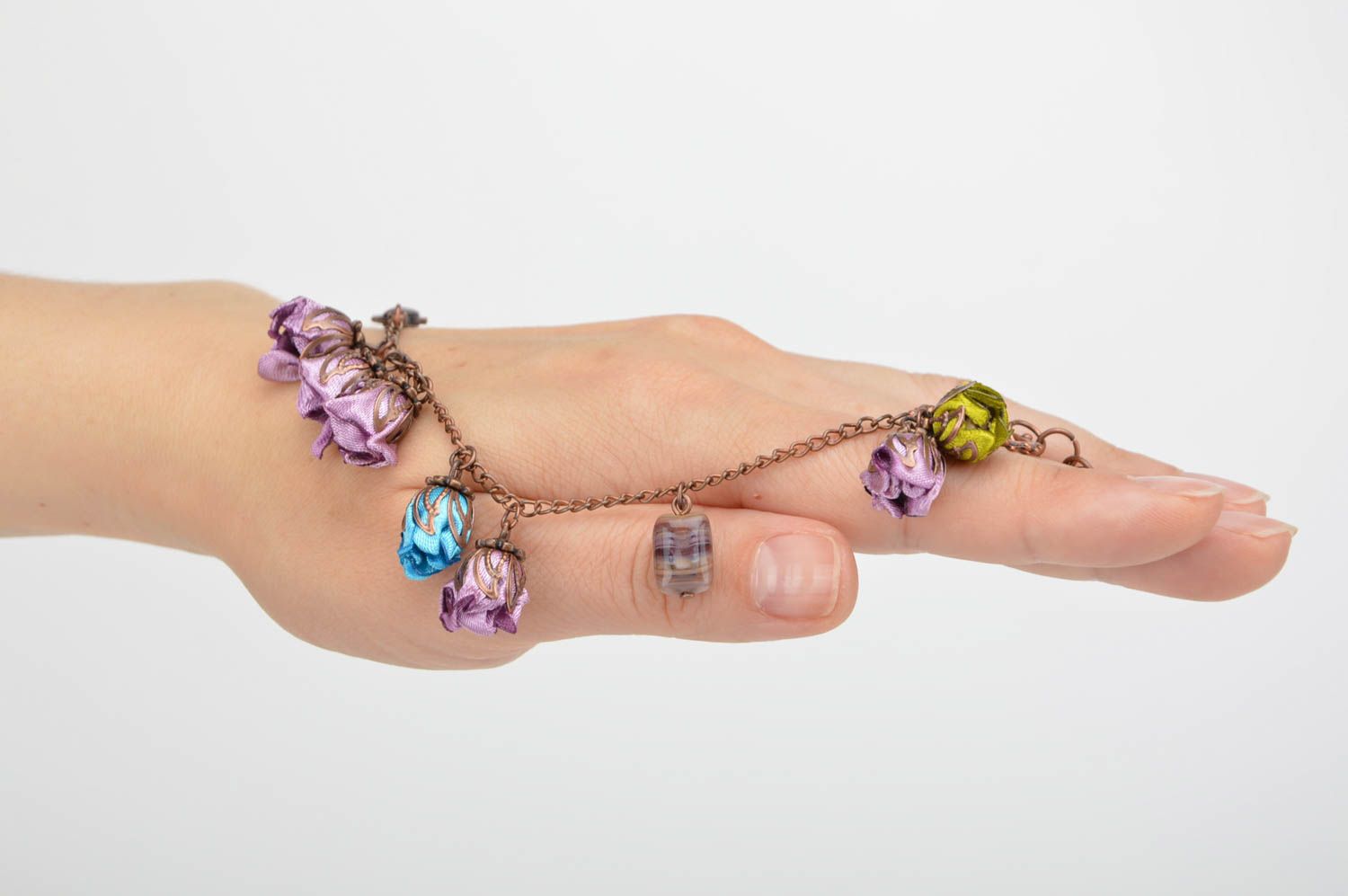Bracelet fantaisie Bijou fait main breloques fleurs en rubans Accessoire femme photo 2