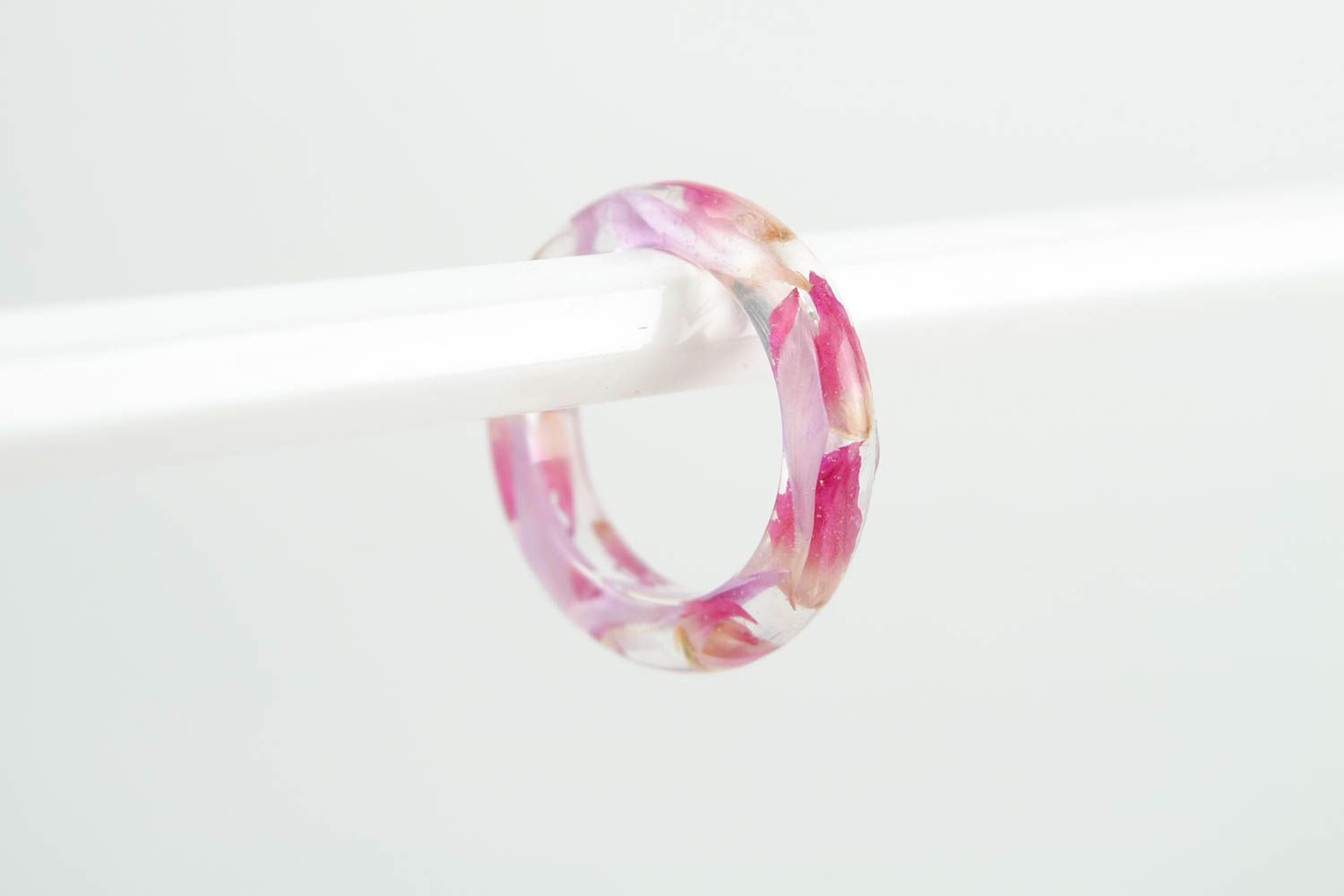 Кольцо из эпоксидной смолы кольцо ручной работы модное кольцо круглое розовое фото 5