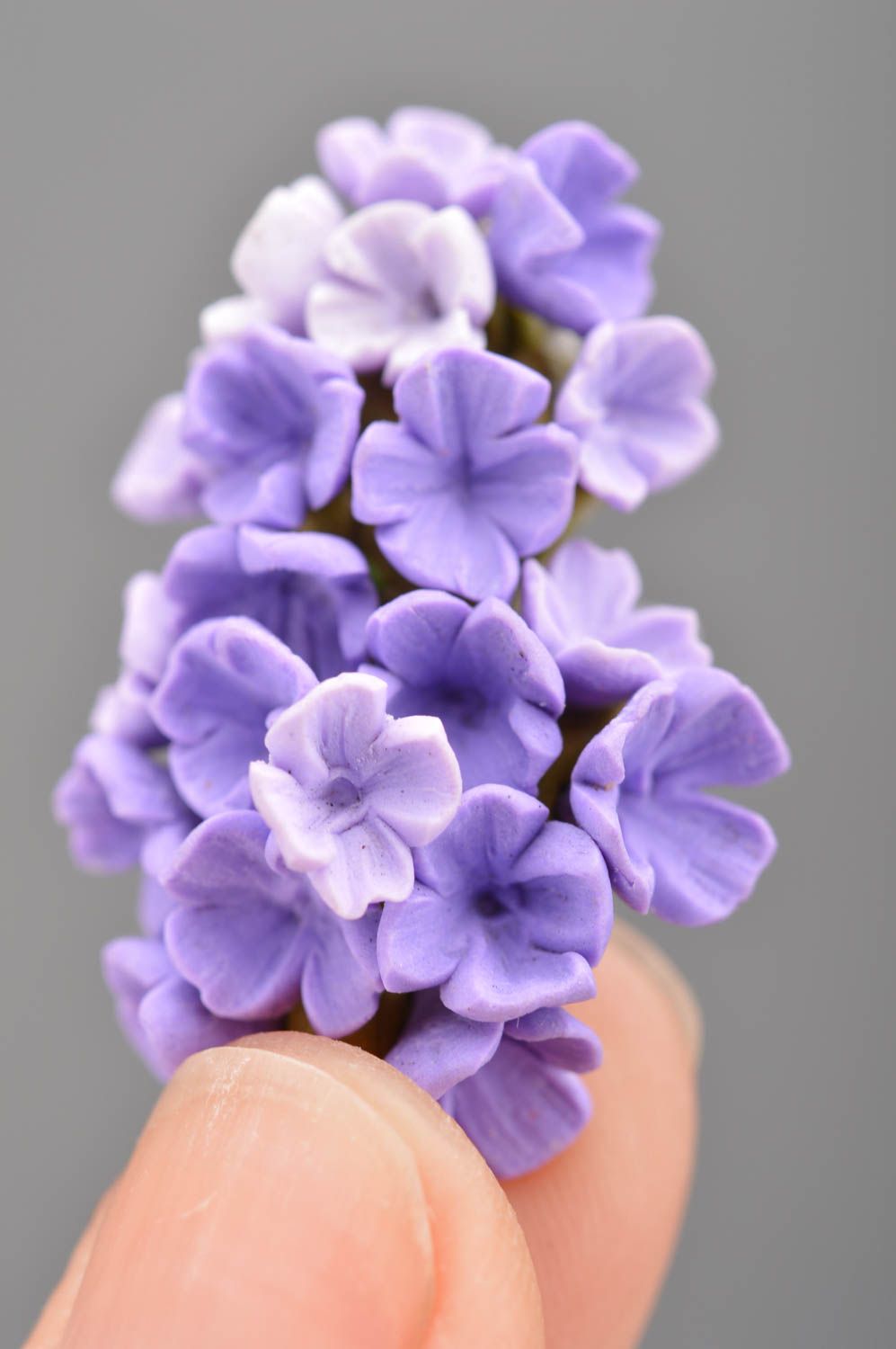 Broche de arcilla polimérica hecho a mano con forma de rama de lila en alfiler foto 2
