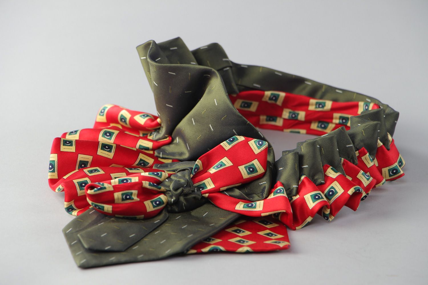 Яркое текстильное колье из галстуков шелк и атлас объемное фото 3