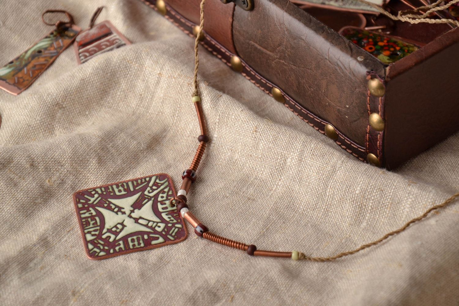 Emaillierte Halskette aus Kupfer foto 1