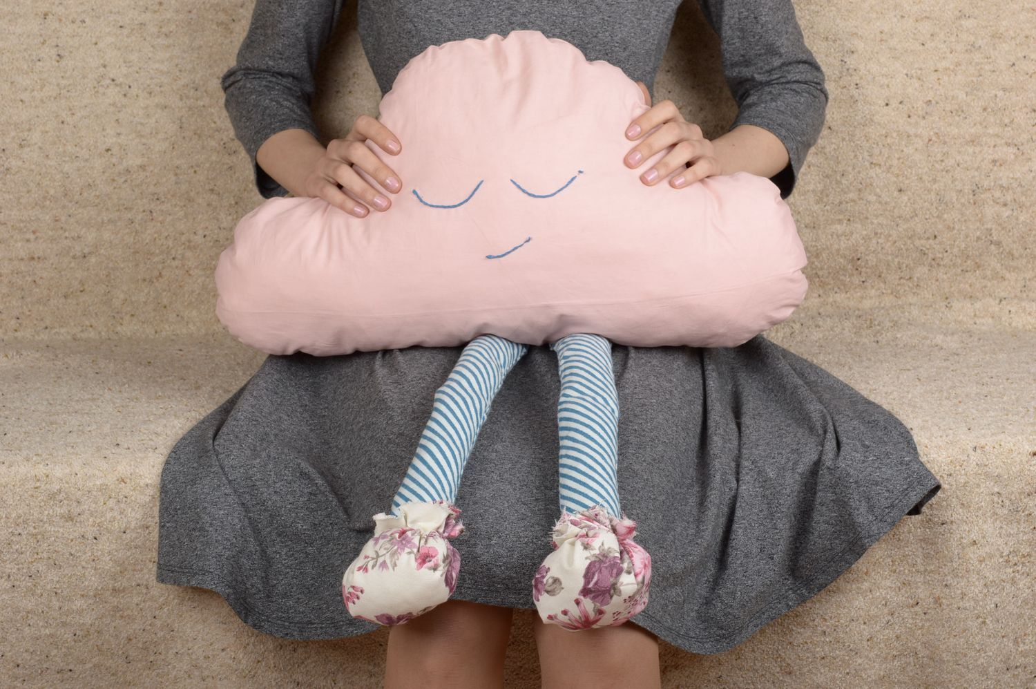 Игрушка-подушка ручной работы детская игрушка диванная подушка Облачко фото 2