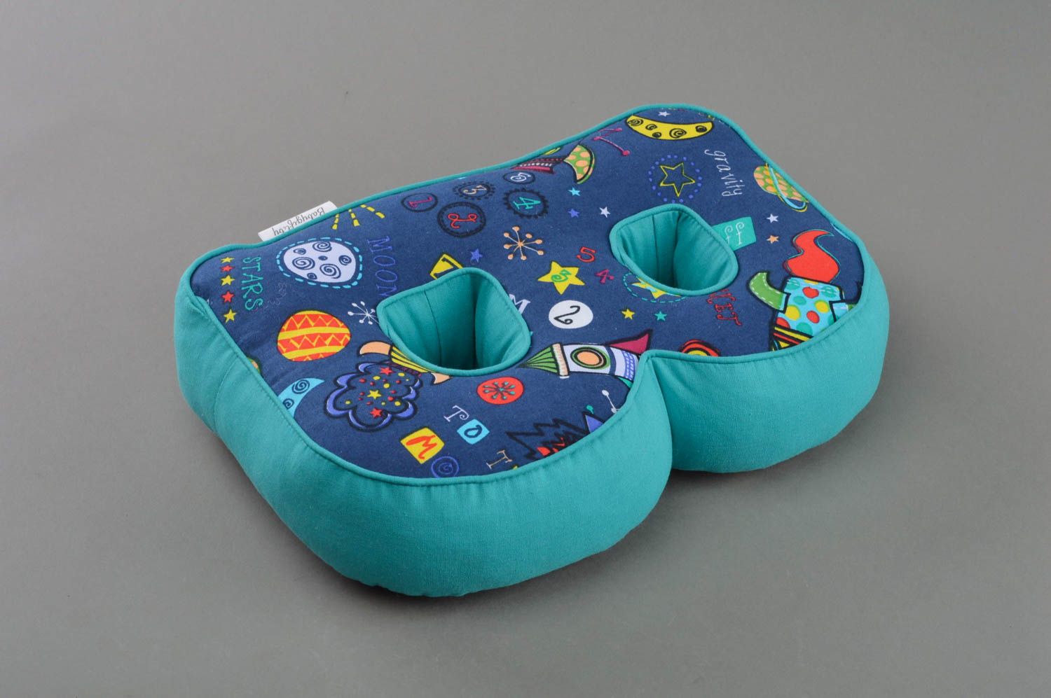 Интерьерная подушка в виде буквы В для декора детской из хлопковой ткани  фото 2