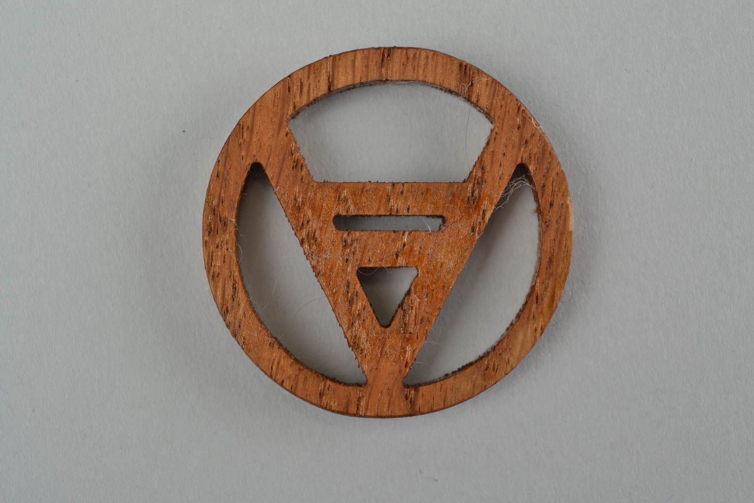 Ethno Anhänger Amulett aus Holz handgemacht originell rund in Braun mit Zeichen foto 4