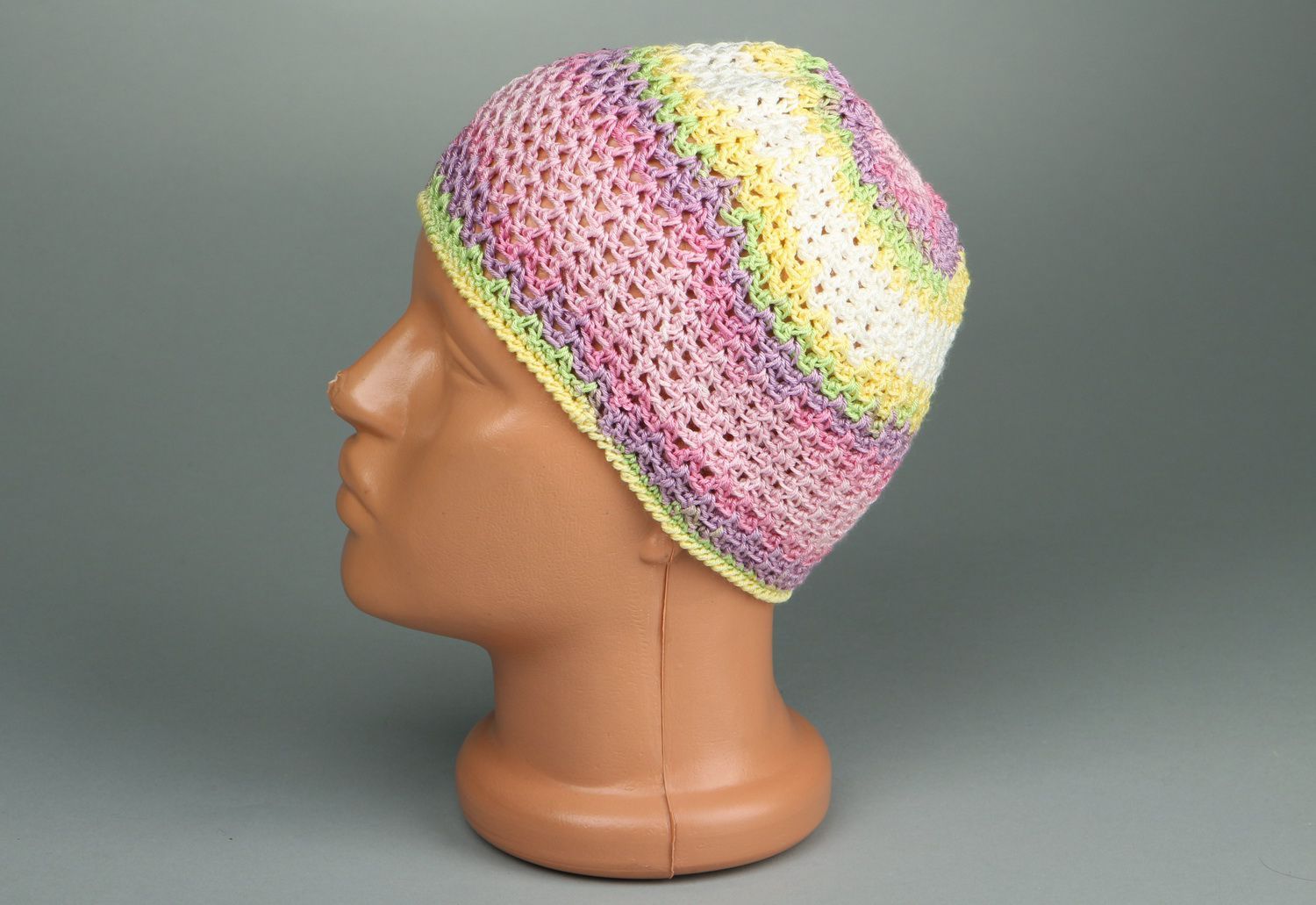 Bonnet tricoté aux couleurs lumineuses photo 1