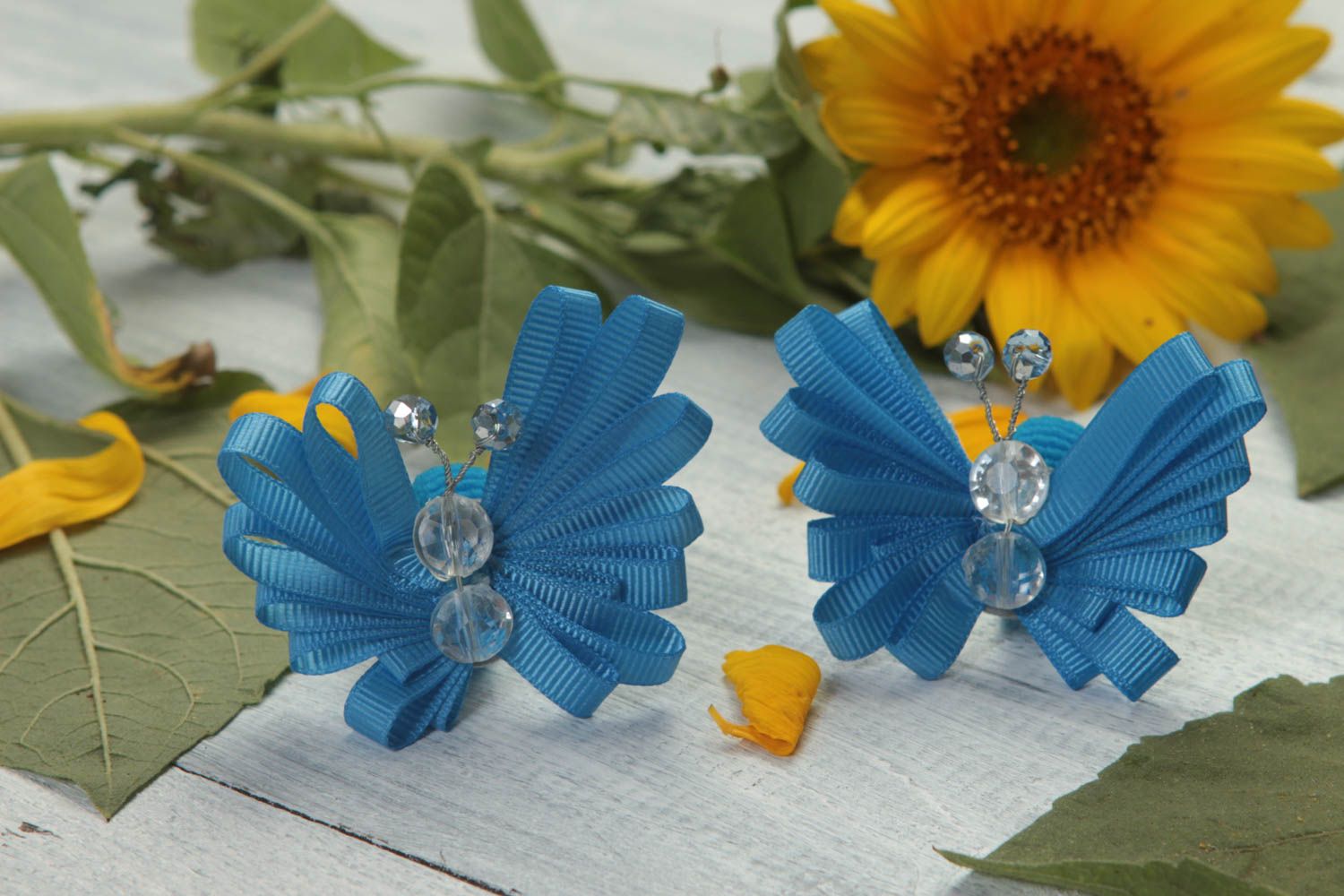 Резинки для волос в виде бабочек голубые красивые с бусинами ручная работа фото 1