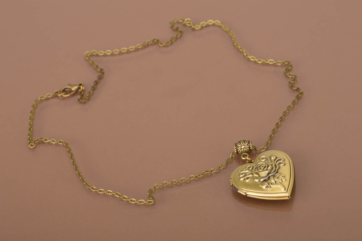 Pendentif médaillon Bijoux fait main cœur en métal Accessoire femme cadeau photo 3