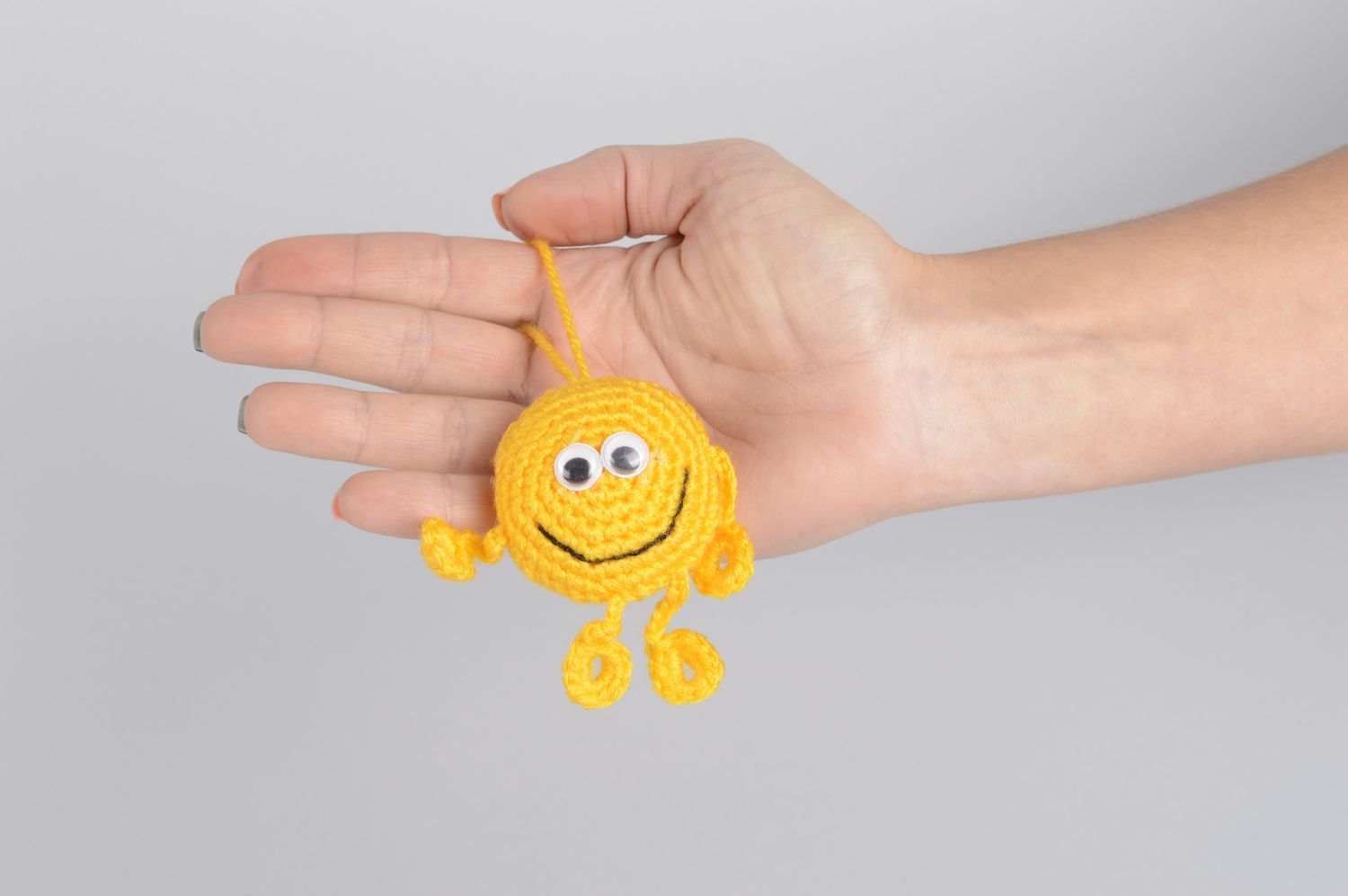 Брелок для ключей ручной работы брелок смайлик вязаный брелок желтый детский фото 4