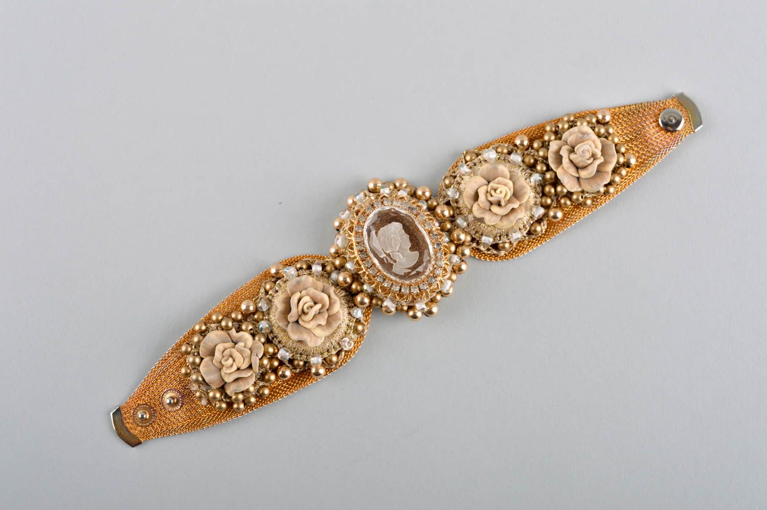 Bracelet beige large Bijou fait main avec camée et roses Cadeau pour femme photo 5