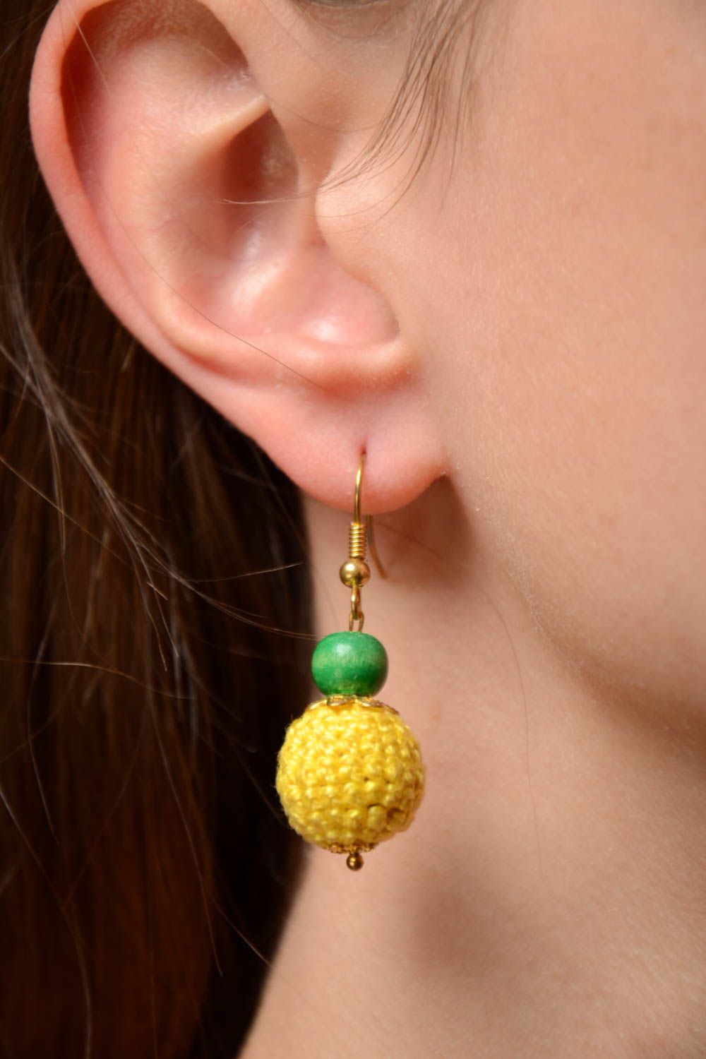 Gelbe runde schöne handgemachte Ohrringe aus Holzperlen umgehäkelt mit Fäden foto 2