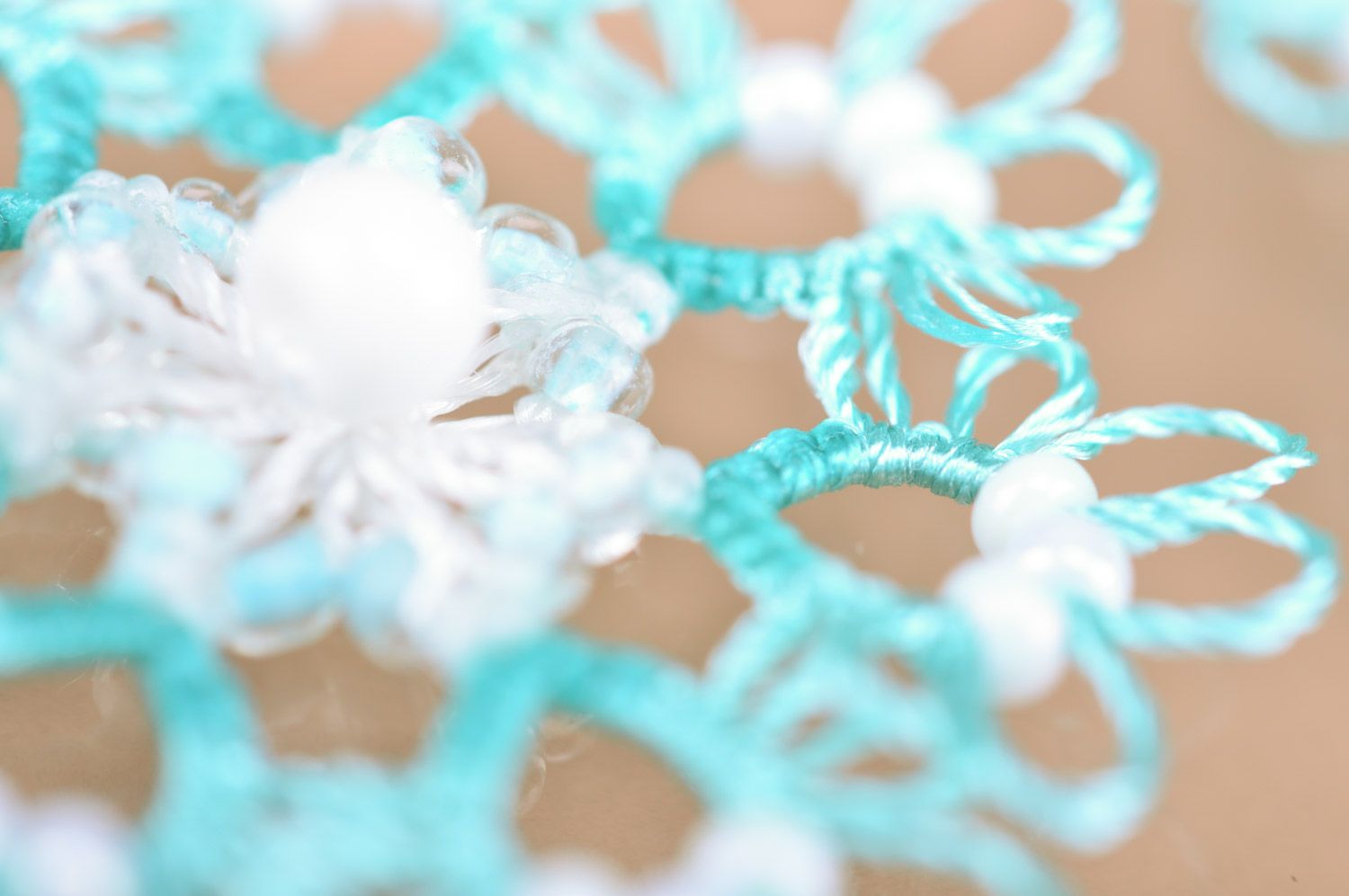 Плетеные серьги в технике фриволите ручной работы с бисером голубые светлые фото 3