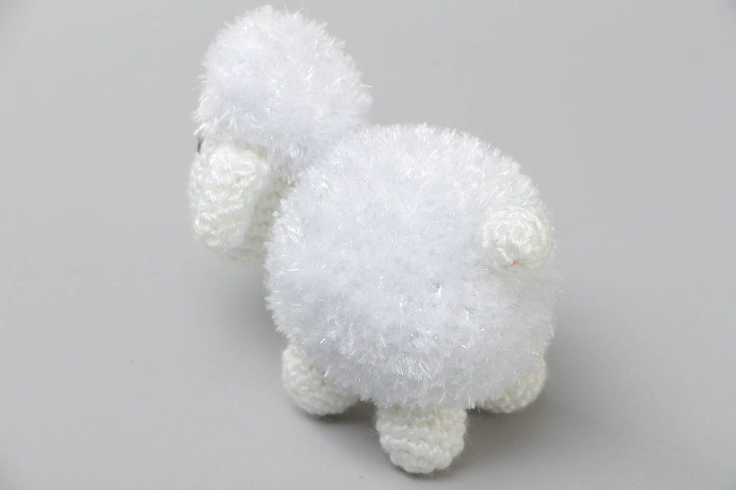 Kleines weißes gehäkeltes Kuscheltier Schaf für Kinder und Interieur foto 4