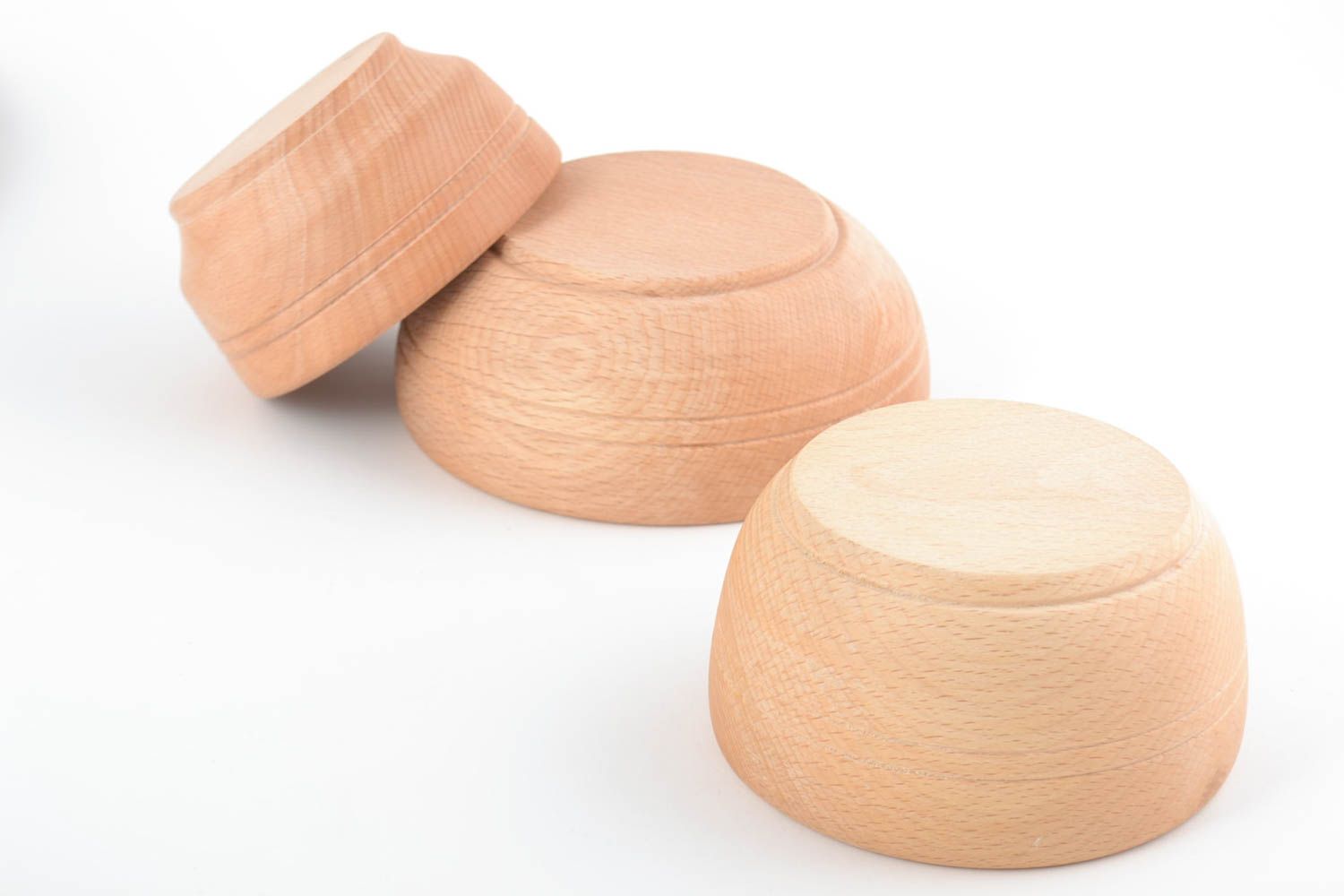 Escudillas de madera artesanales de diferentes tamaños claras tres artículos foto 3