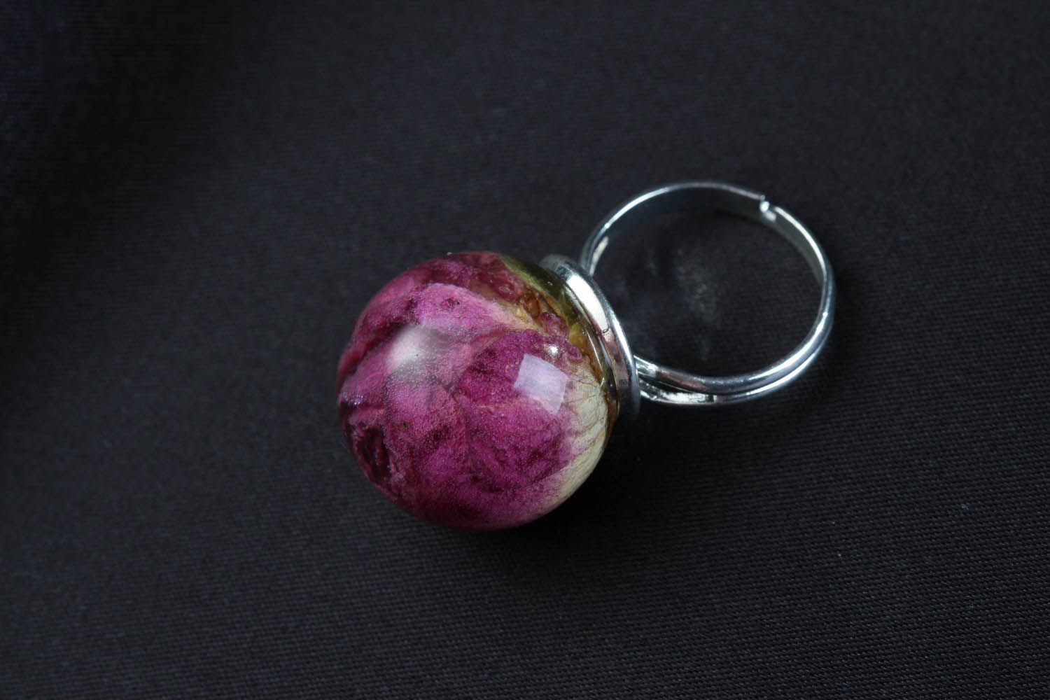 Кольцо с эпоксидной смолой и розой фото 1